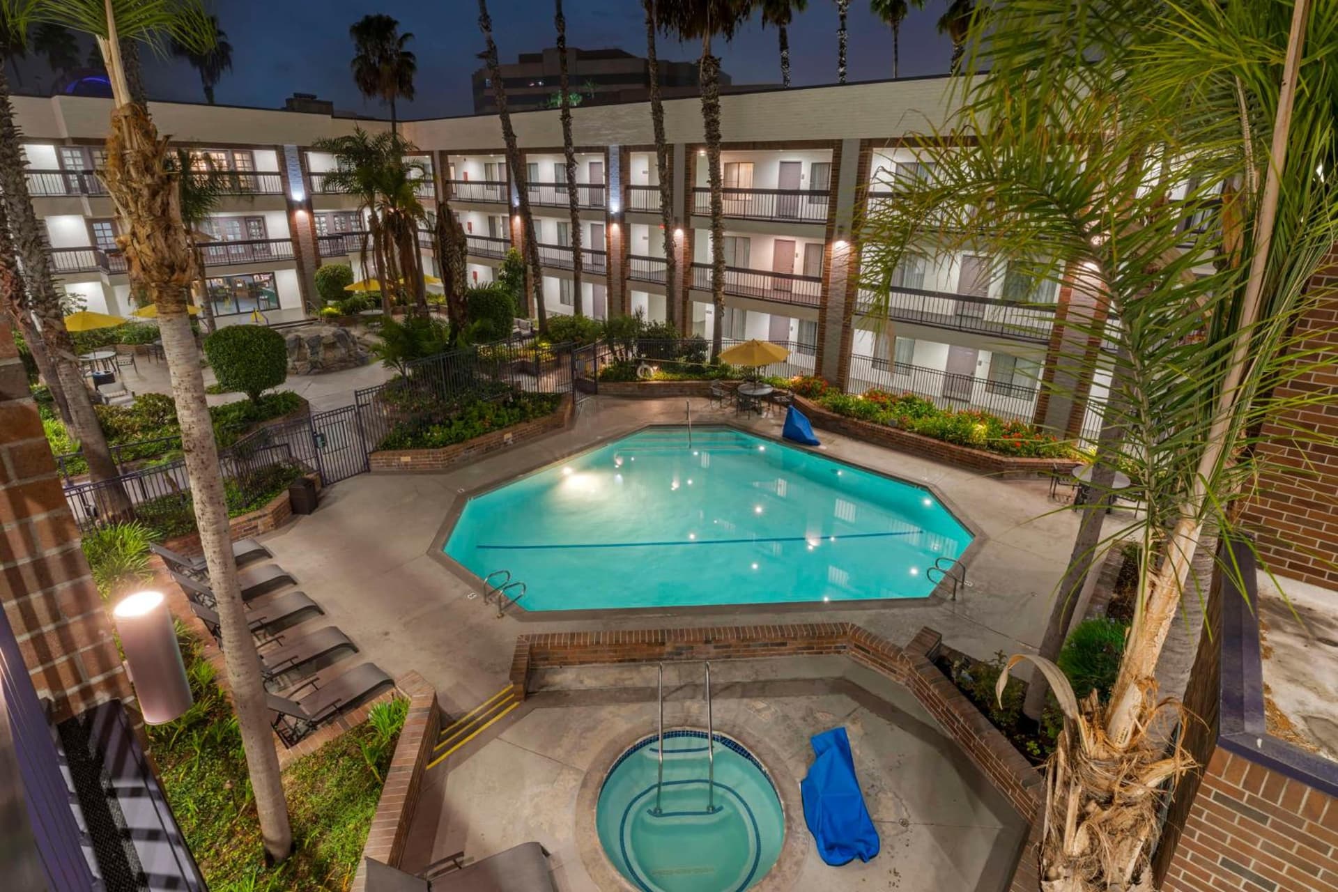 Best Western Plus Meridian Inn & Suites, Anaheim-Orange interior in Orange, CA — gallery photo 2