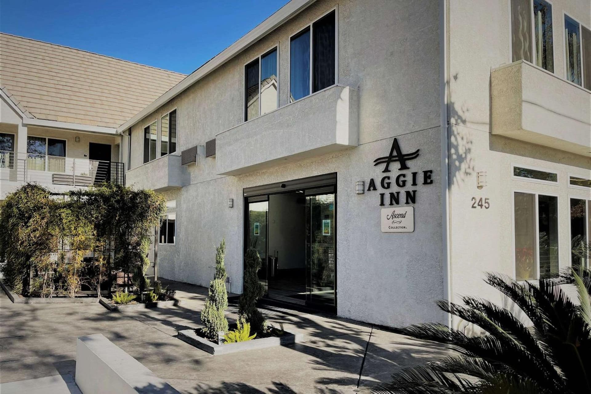 Aggie Inn, an Ascend Collection Hotel featured exterior or lobby in Davis, CA — similar hotel