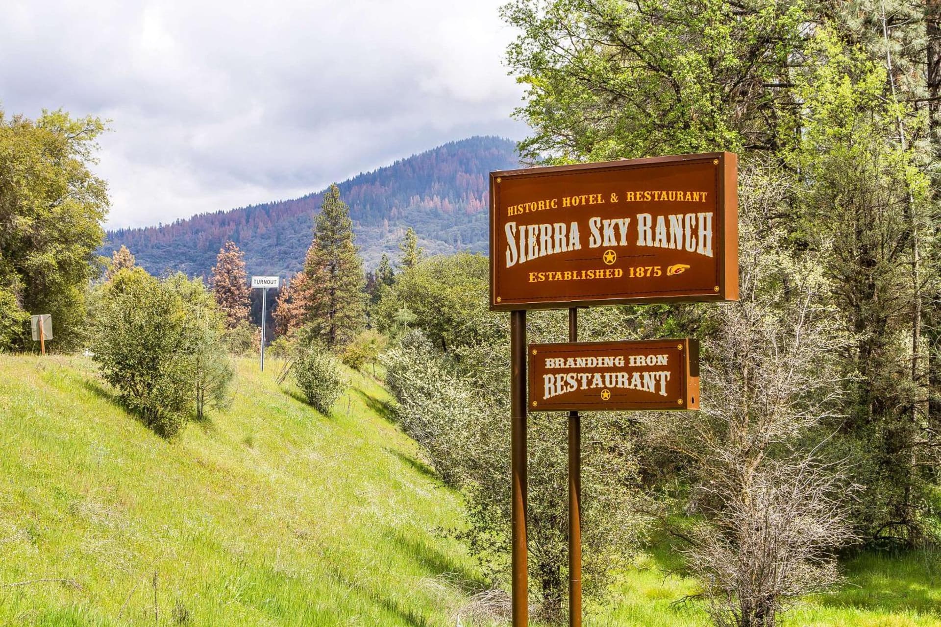 Sierra Sky Ranch interior in Oakhurst, CA — gallery photo 2