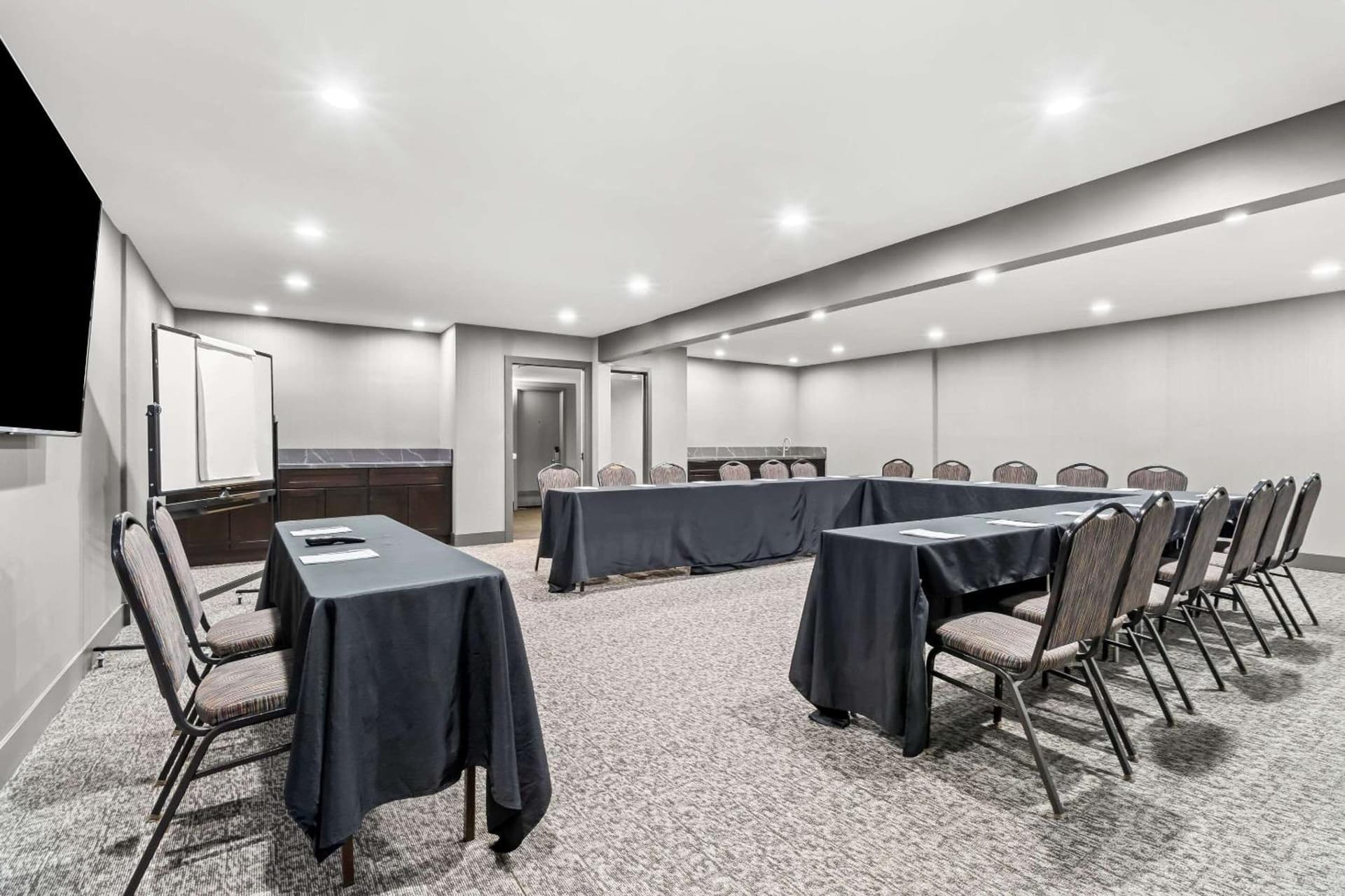Hourglass Hotel, Trademark Collection by Wyndham property views in Bakersfield, CA — gallery photo 3