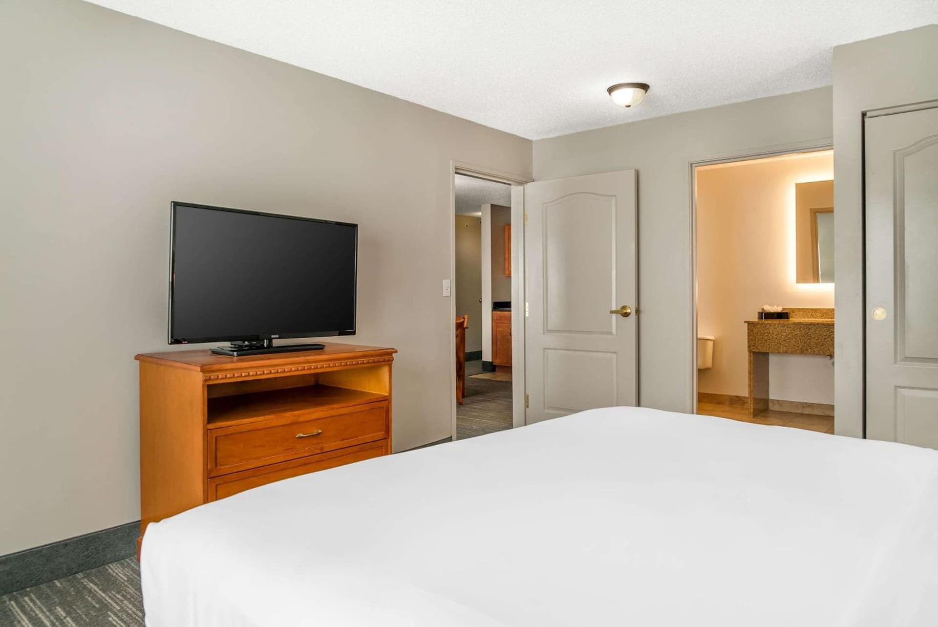 Country Inn & Suites by Radisson, Rossford - Toledo South gallery photo in Rossford, OH — image 35