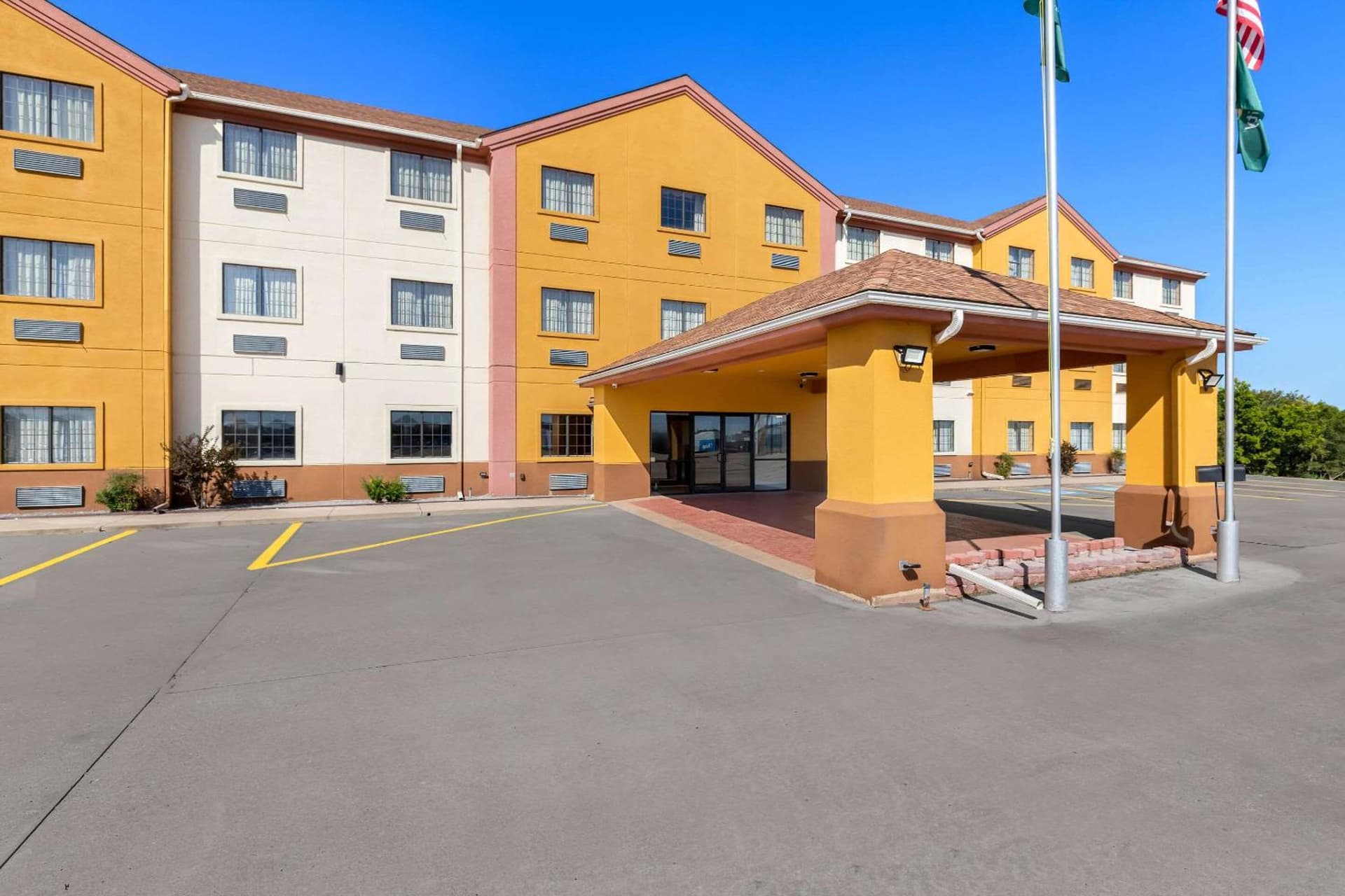 Quality Inn & Suites McAlester on Hwy 69 interior in McAlester, OK — gallery photo 2