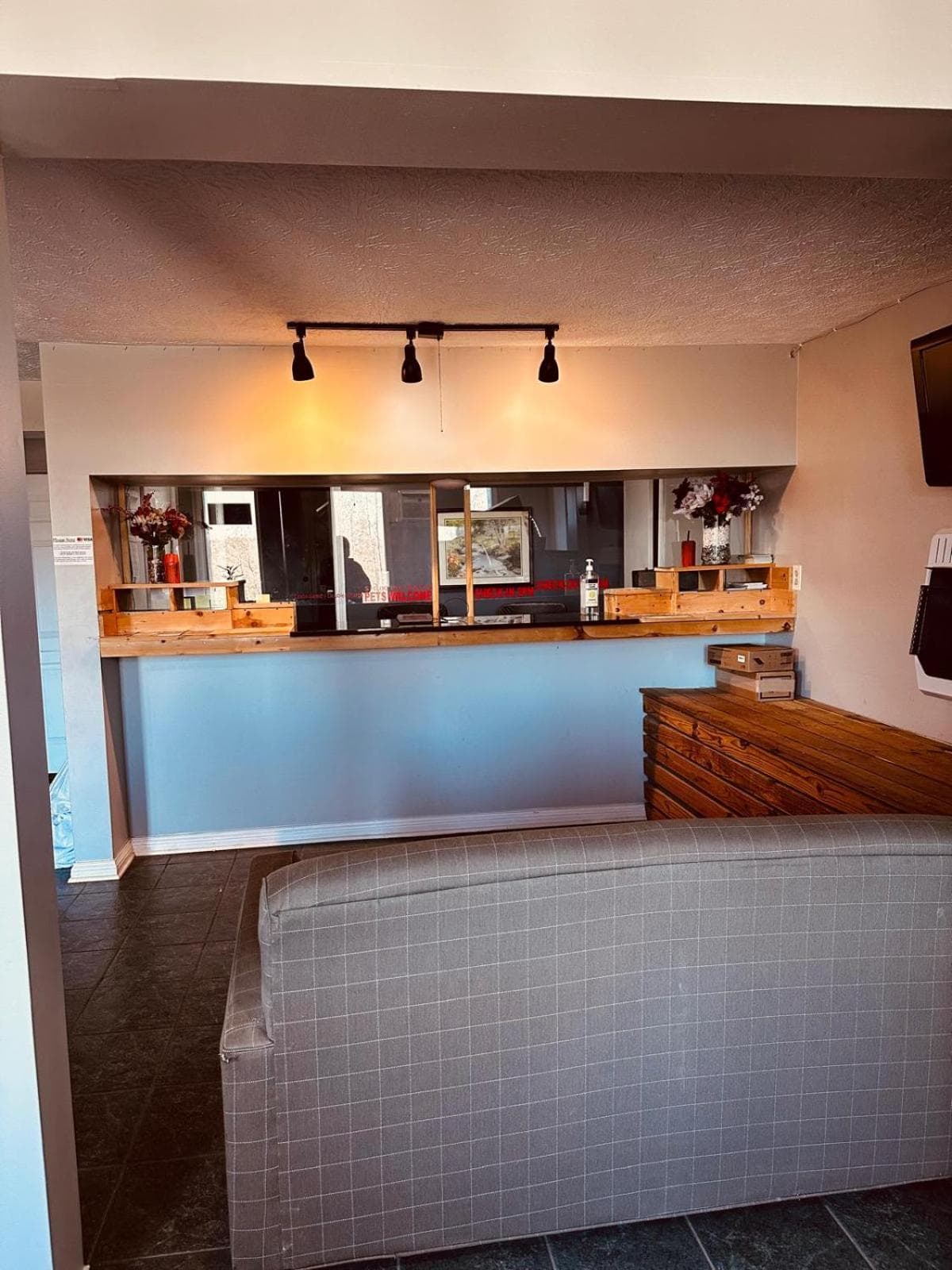 3 Y Motel interior in Mount Vernon, KY — gallery photo 2