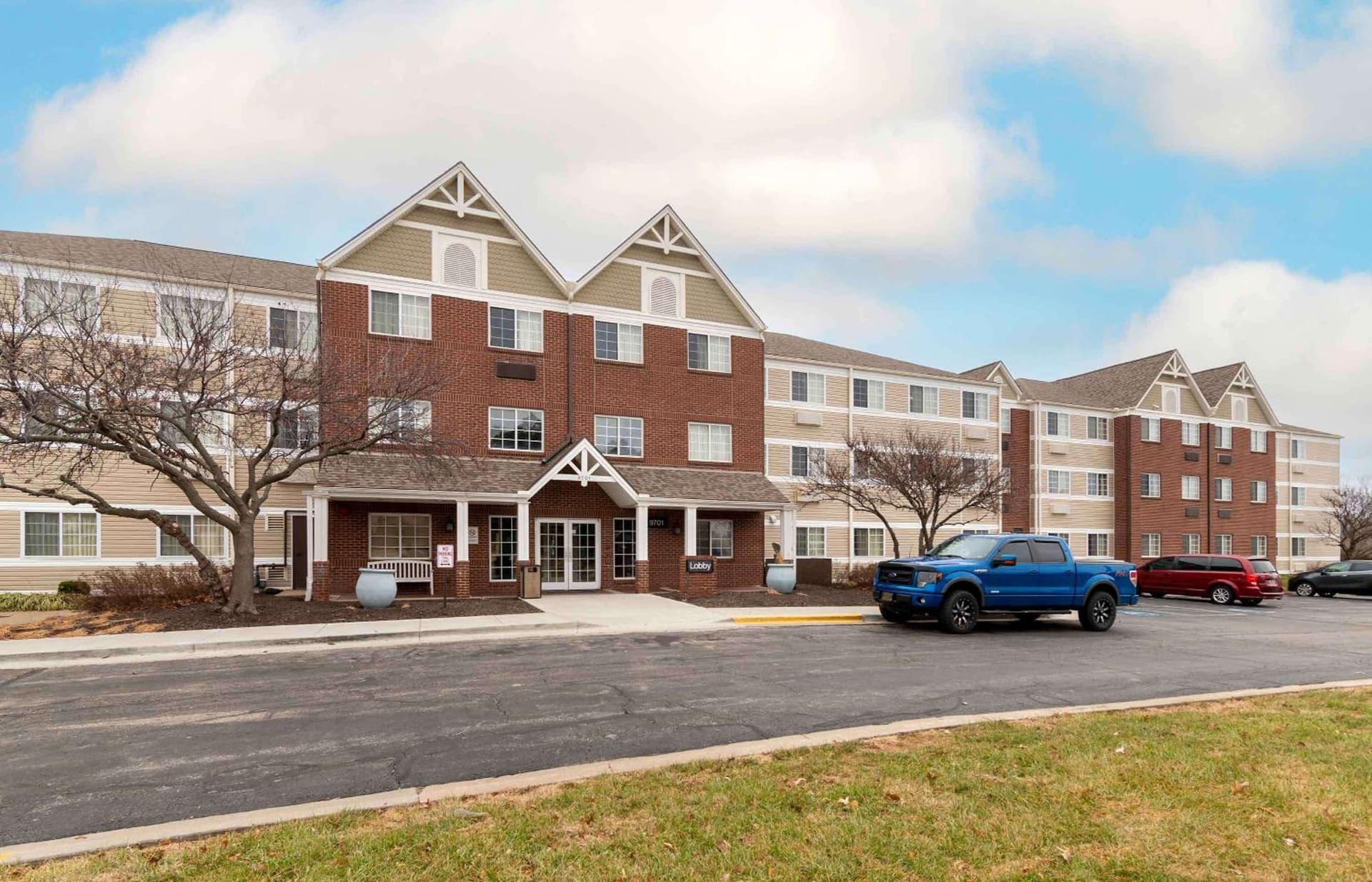 Extended Stay America Suites - Kansas City - Airport - Tiffany Springs interior in Kansas City, KS — gallery photo 2