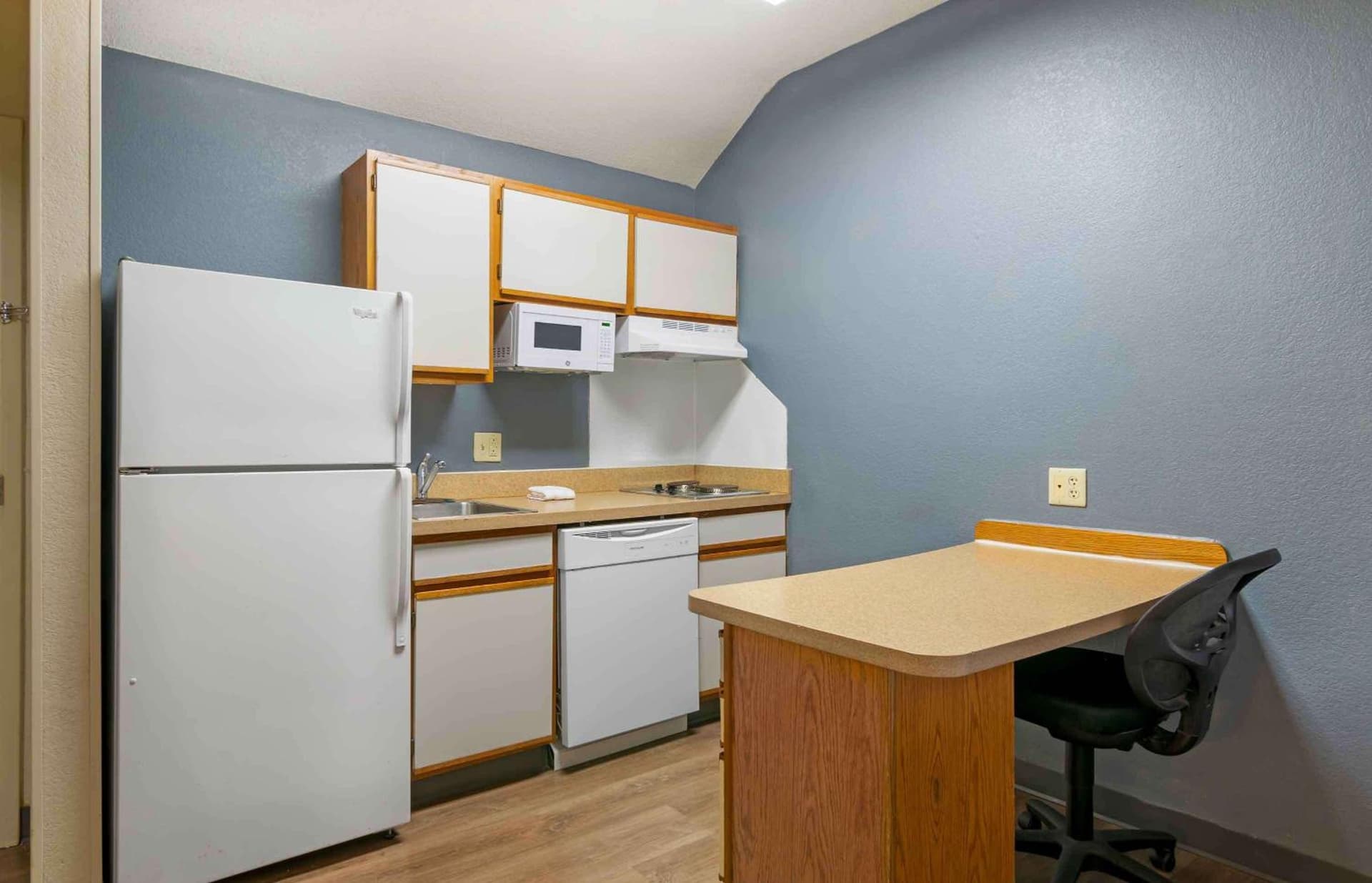 Extended Stay America Suites - Kansas City - Airport - Tiffany Springs interior in Kansas City, KS — gallery photo 2