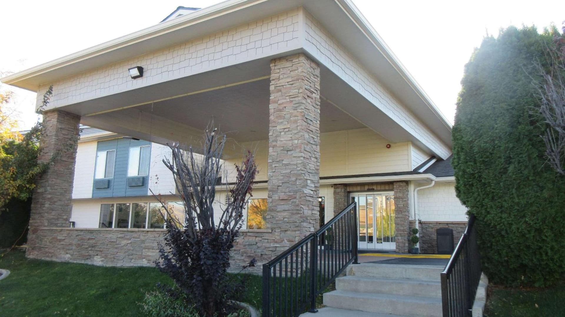 Clarion Pointe Wenatchee interior in Wenatchee, WA — gallery photo 2