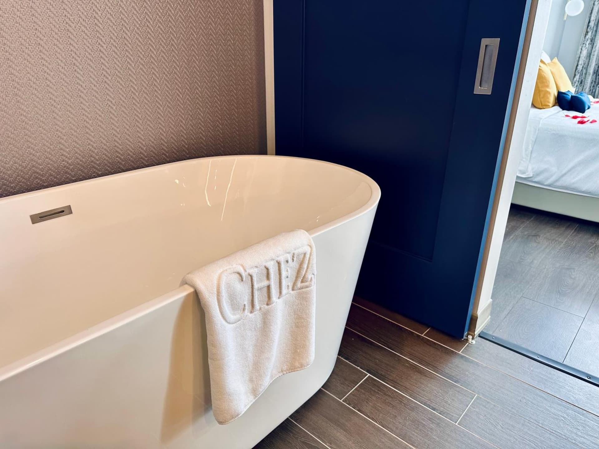 Chez Hotel property views in Arlington Heights, IL — gallery photo 3