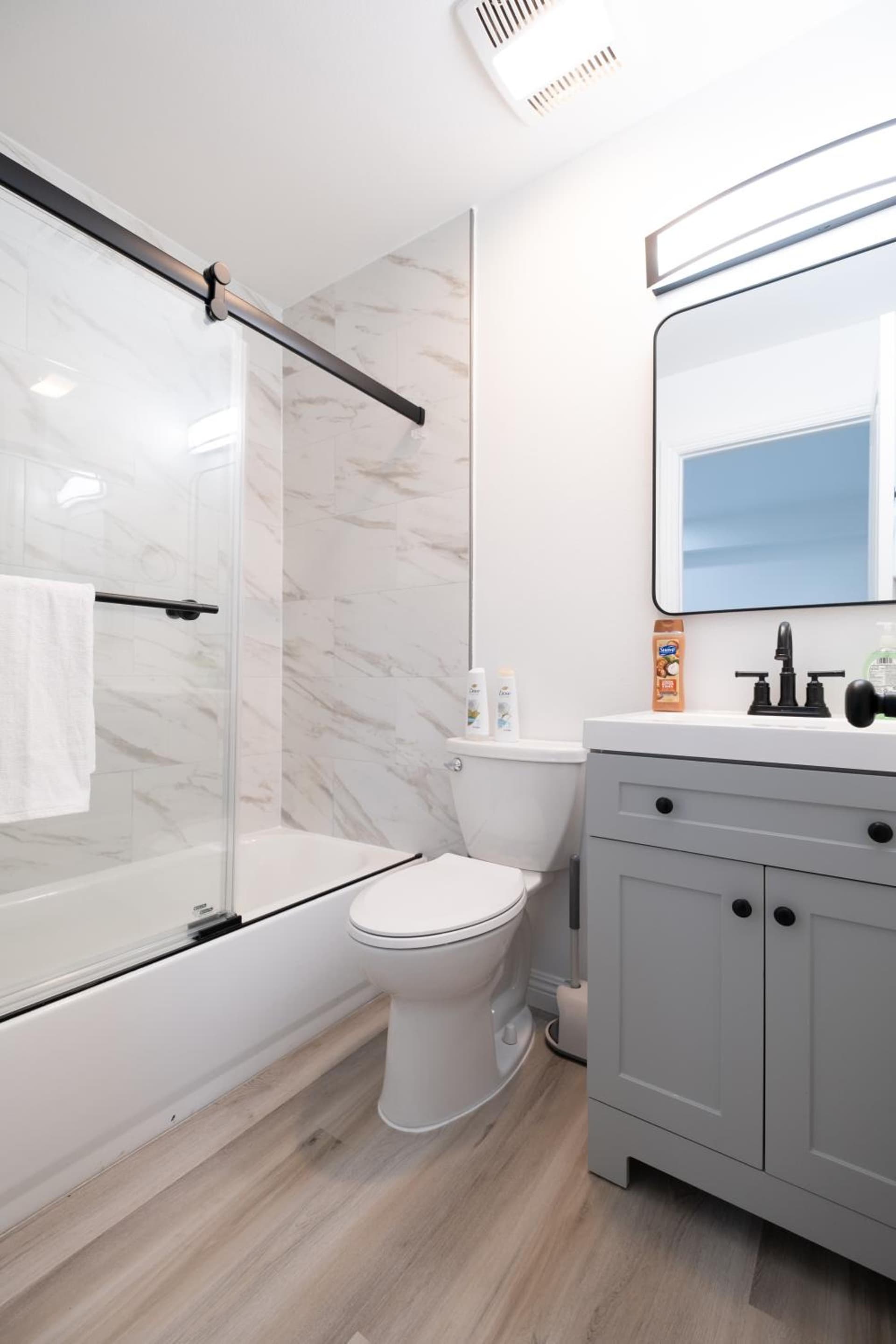 Cozy LA Suite Near USC and Downtown Attractions- Private room with shared access interior in Los Angeles, CA — gallery photo 2