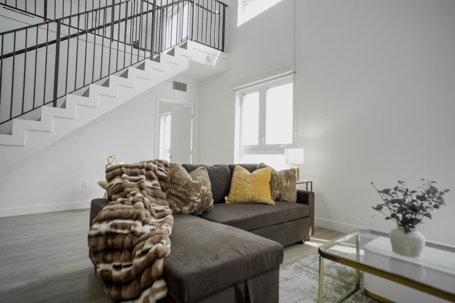 Chic Urban Retreat in Heart of LA, 2 Bedroom and 1 Loft property views in Los Angeles, CA — gallery photo 3