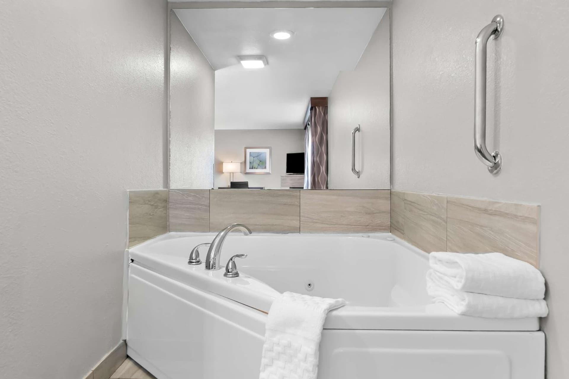 Best Western Plus Flint Airport Inn & Suites property views in Flint, MI — gallery photo 3