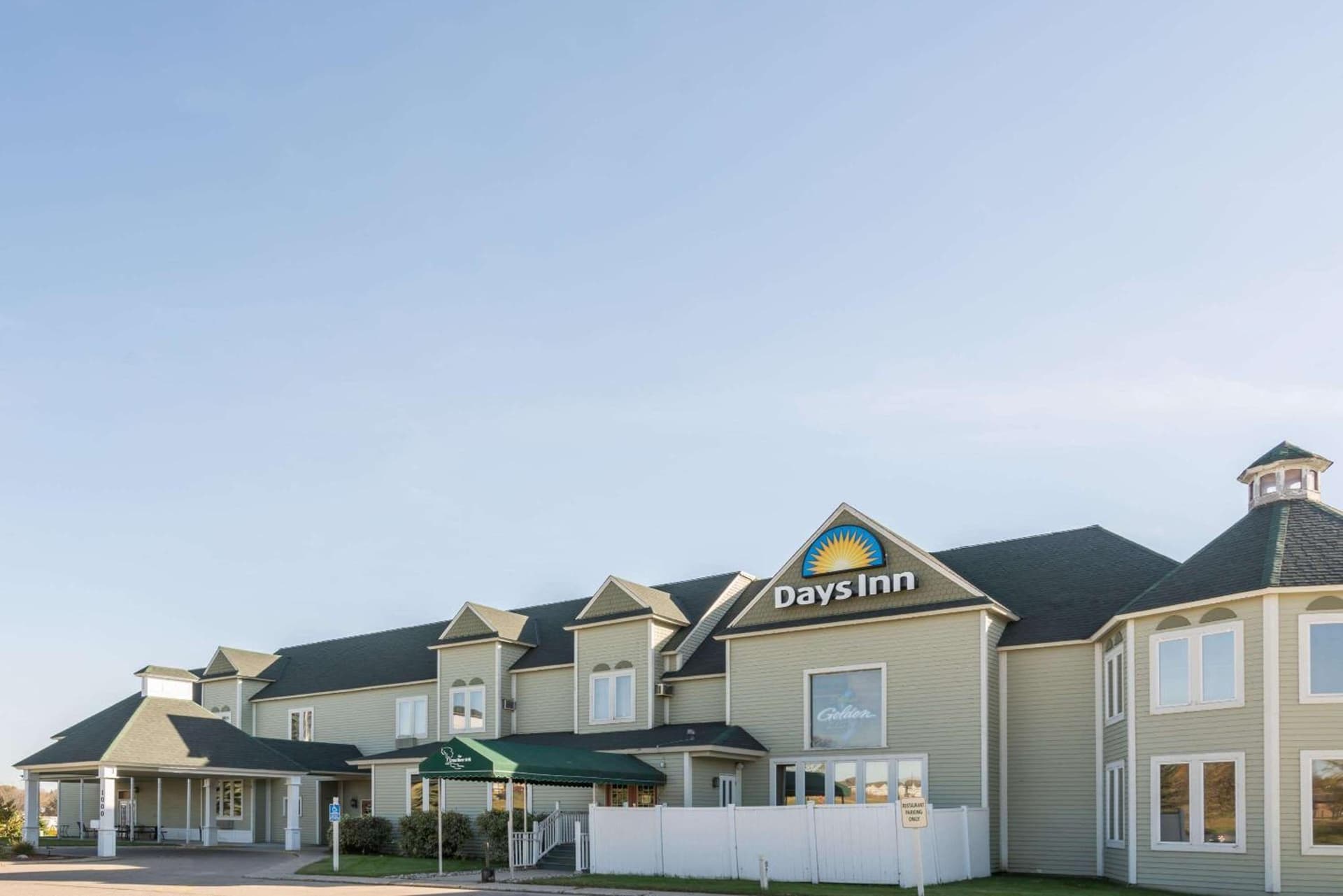 Days Inn by Wyndham Hutchinson interior in Hutchinson, MN — gallery photo 2