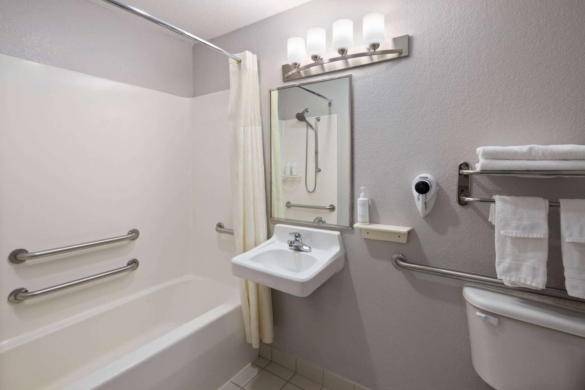Days Inn & Suites by Wyndham Green Bay WI property views in Green Bay, WI — gallery photo 3