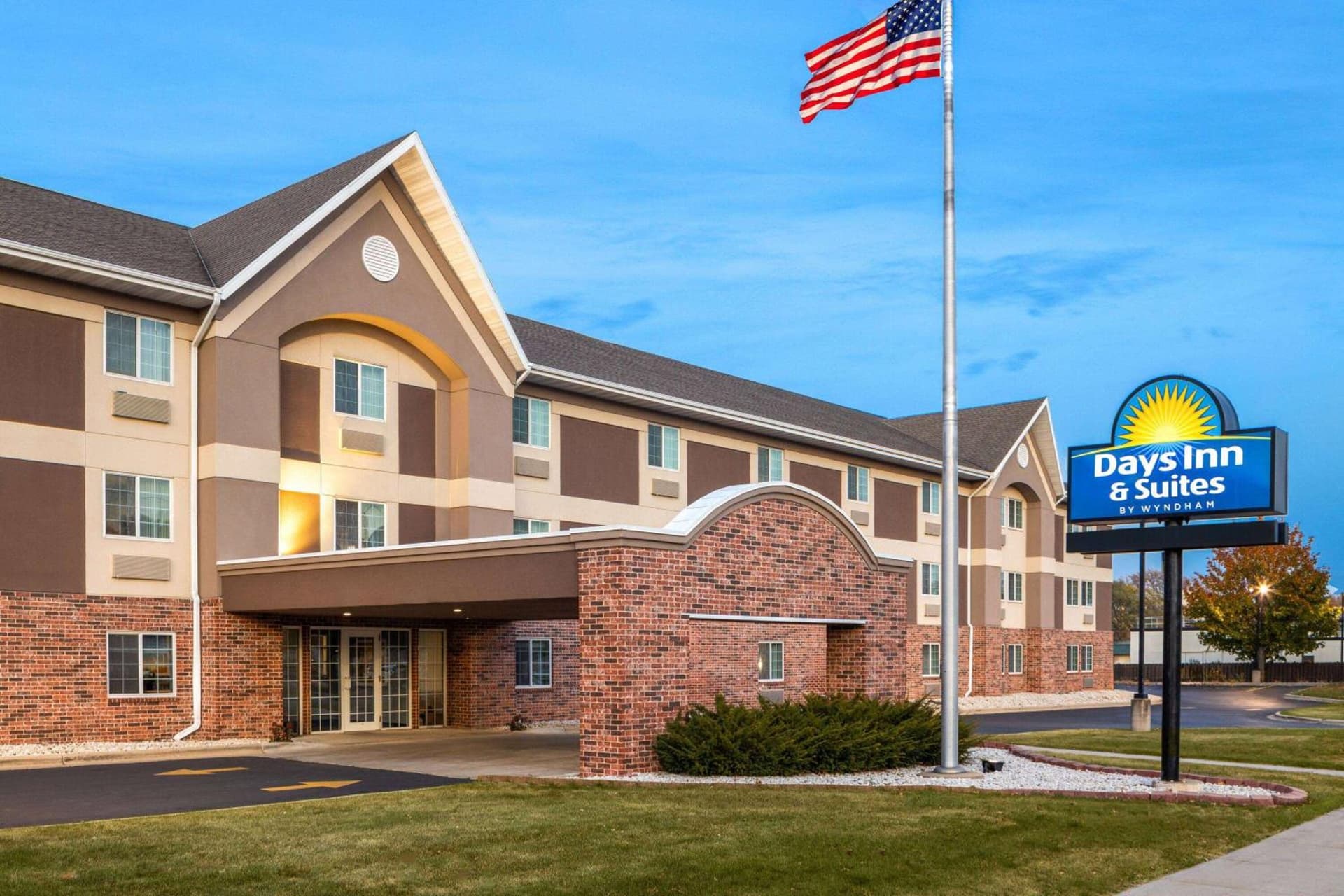 Days Inn & Suites by Wyndham Green Bay WI — hotel in Green Bay, Wisconsin