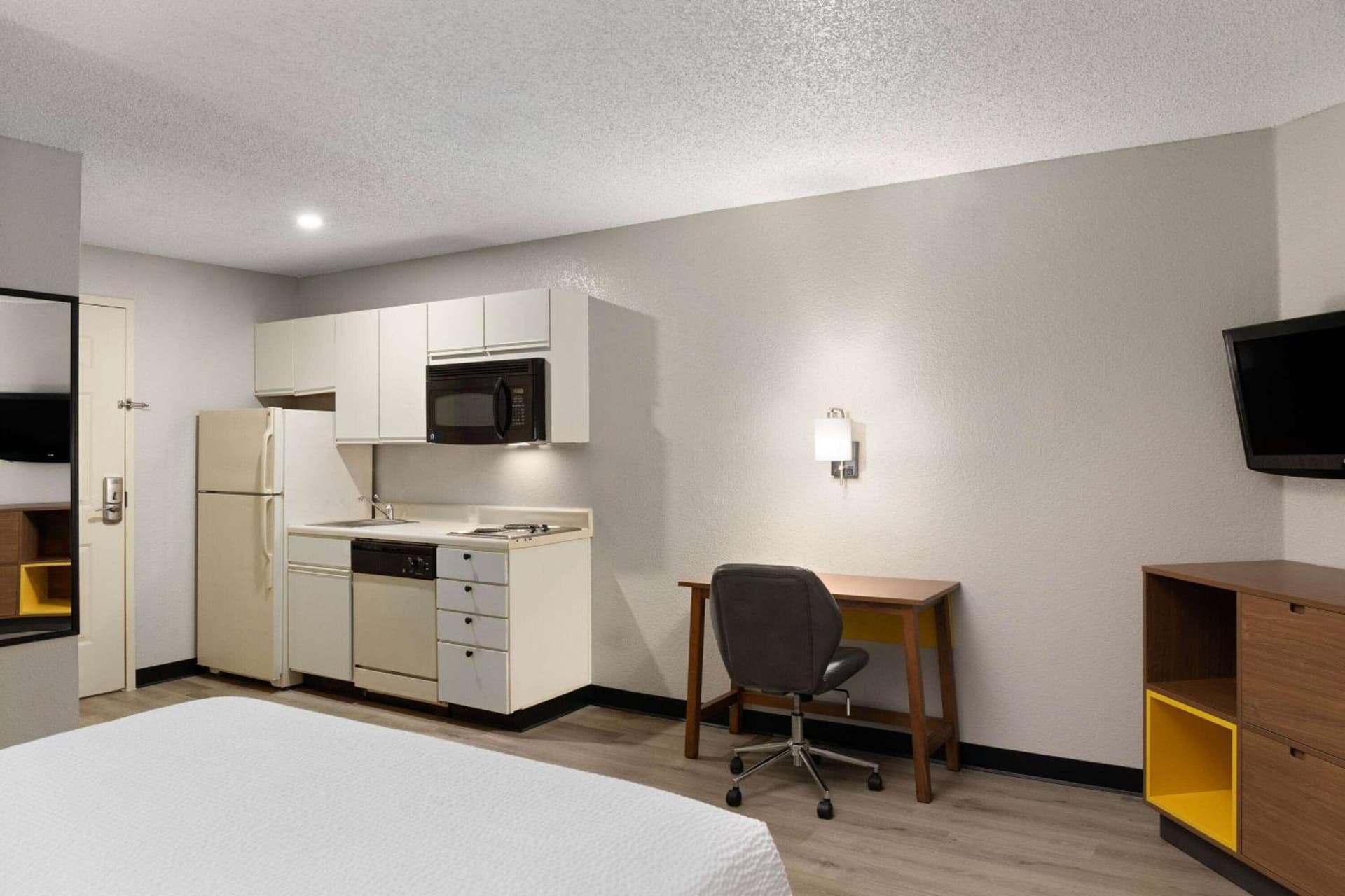Days Inn & Suites by Wyndham Green Bay WI interior in Green Bay, WI — gallery photo 2