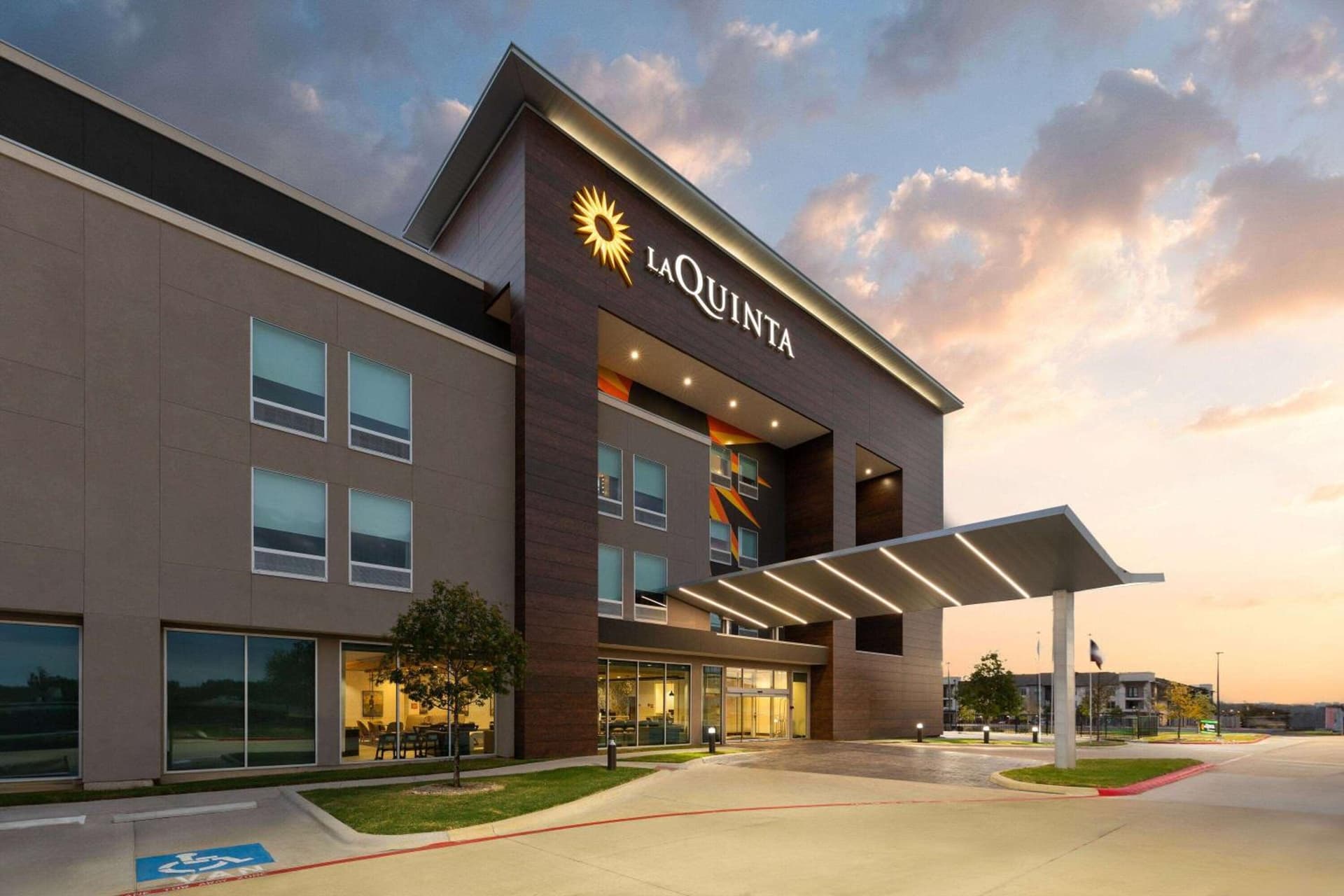 La Quinta Inn & Suites by Wyndham Austin Parmer Tech Ridge interior in Austin, TX — gallery photo 2