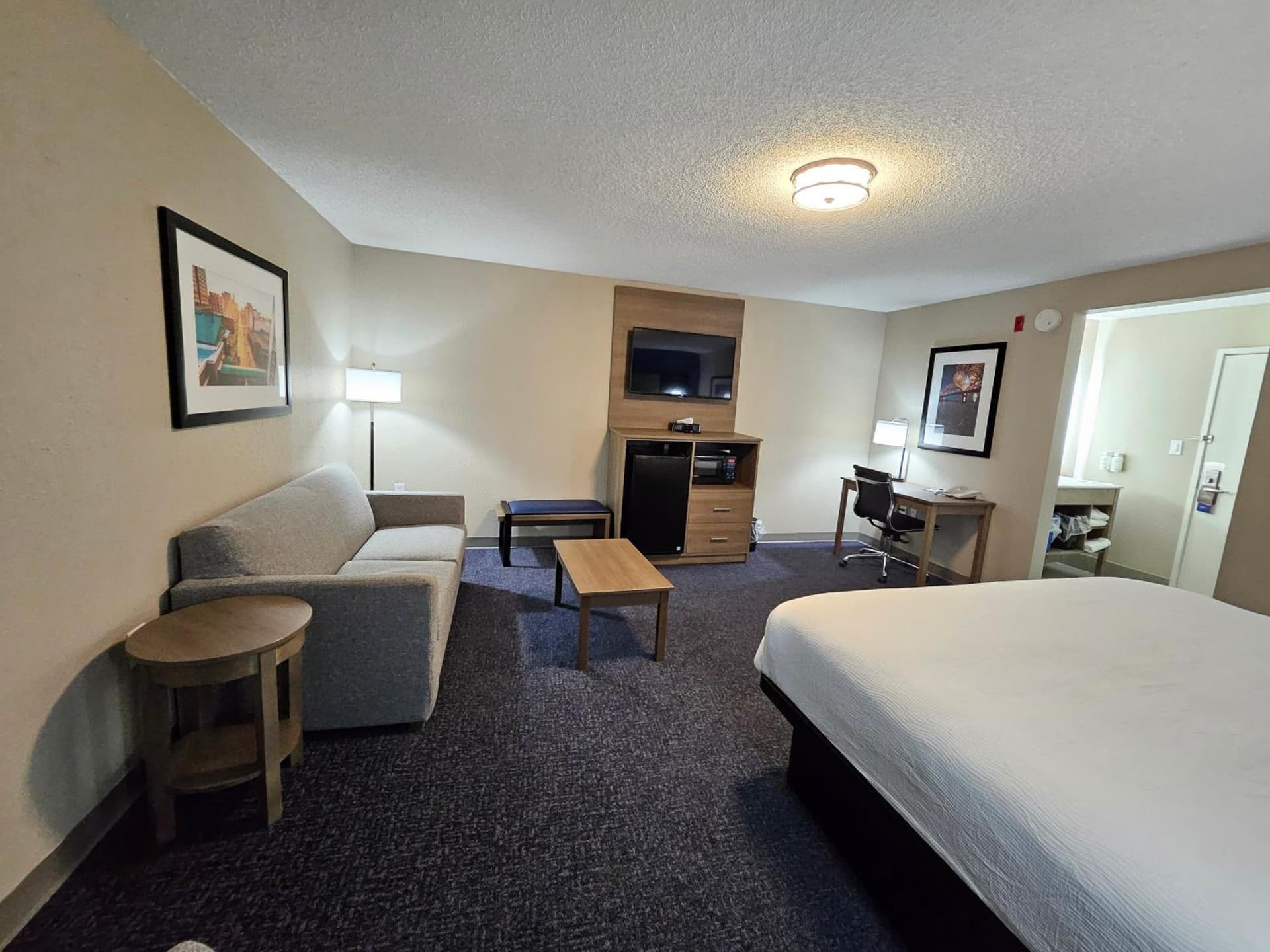 Baymont by Wyndham Davenport interior in Davenport, IA — gallery photo 2