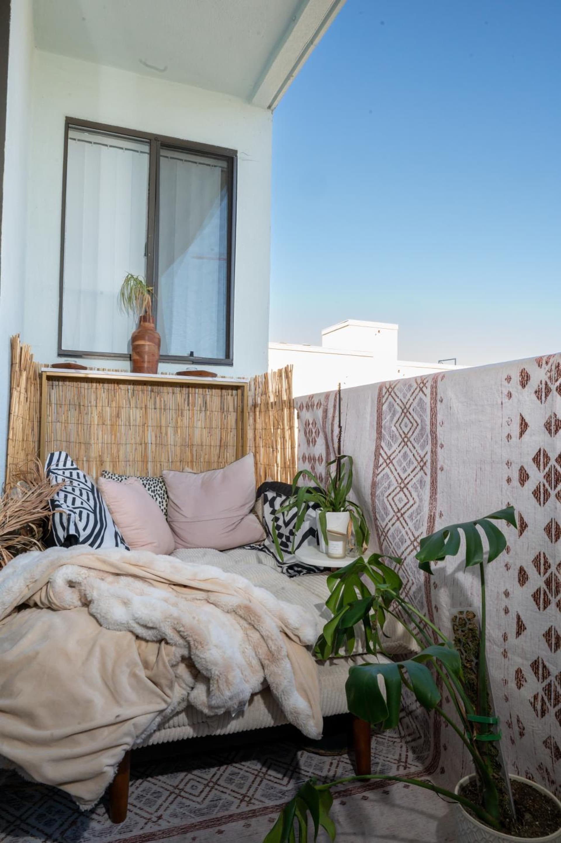 Beach Style Room in Apartment featured exterior or lobby in Los Angeles, CA — similar hotel