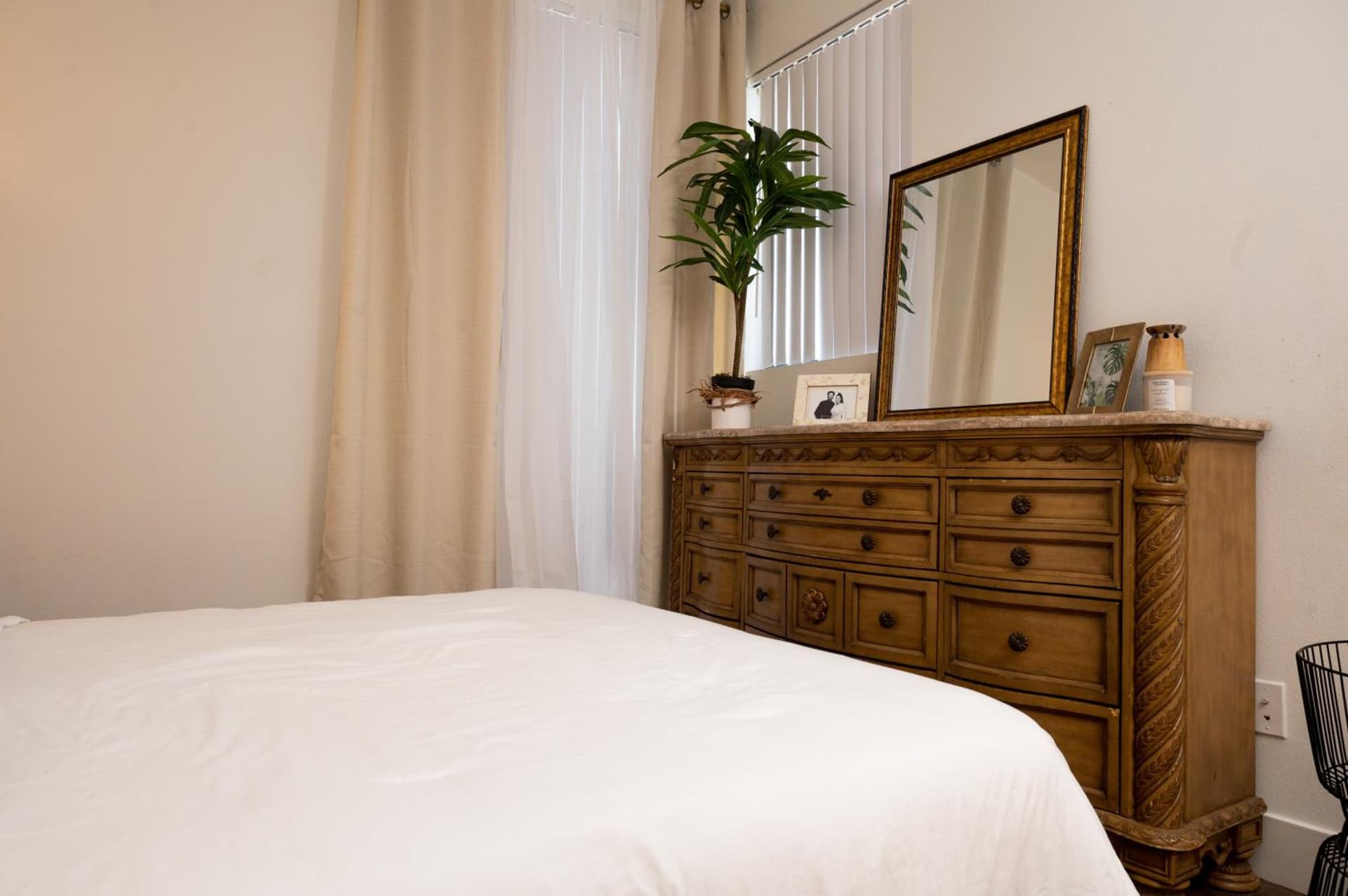 Beach Style Room in Apartment interior in Los Angeles, CA — gallery photo 2