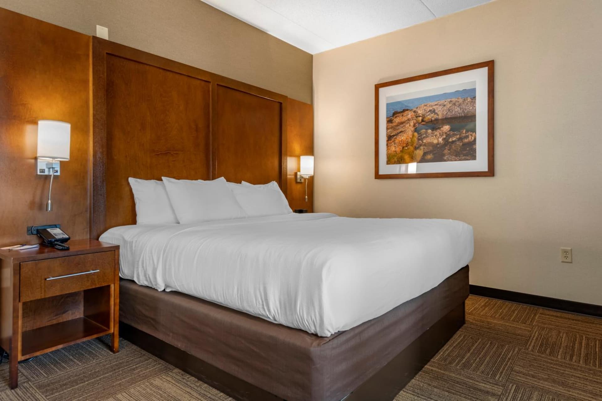 Lift Bridge Lodge, an Ascend Collection Hotel property views in Duluth, MN — gallery photo 3