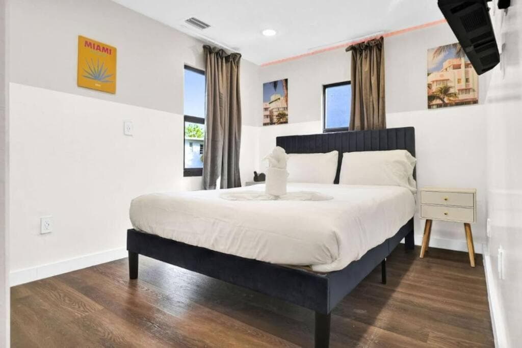 Stylish Miami Suites with Self Check-in interior in Miami, FL — gallery photo 2