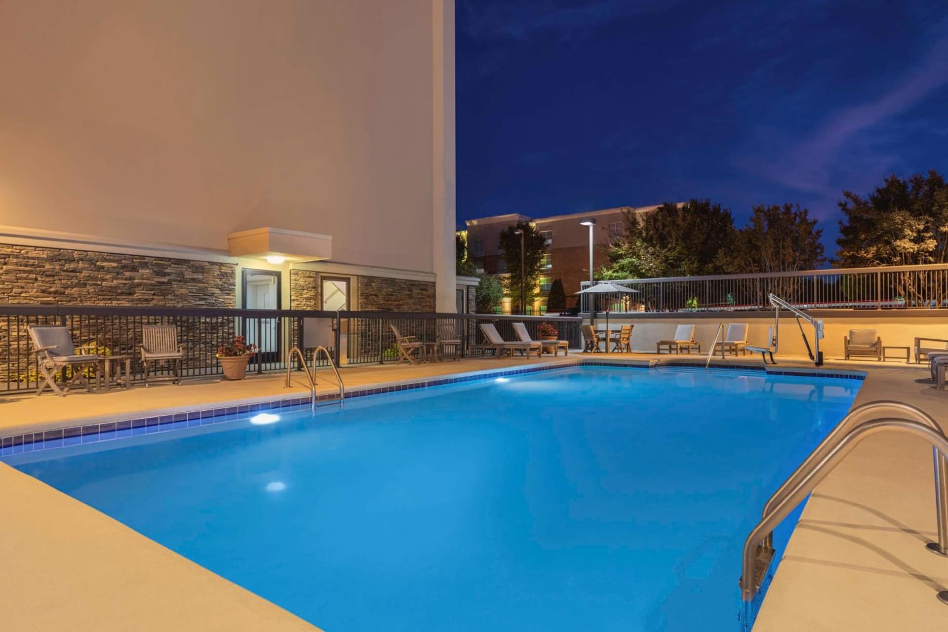 Hampton Inn Charlottesville interior in Charlottesville, VA — gallery photo 2