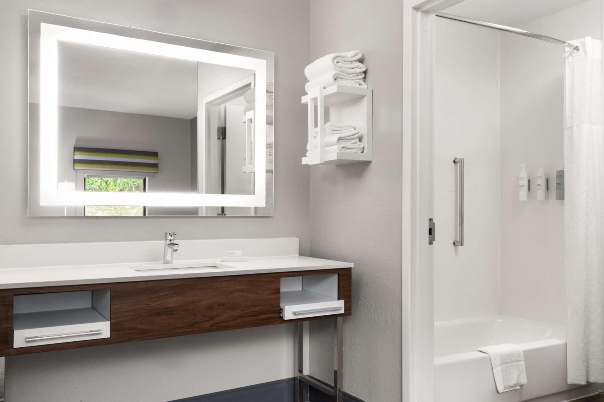 Hampton Inn Roanoke/Hollins - I-81 gallery photo in Roanoke, VA — image 5