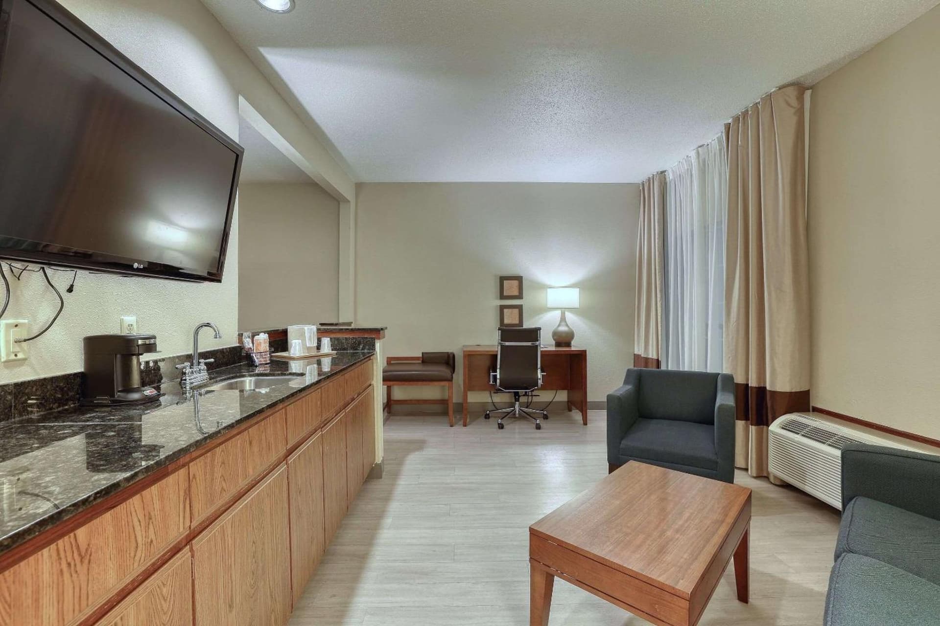 Comfort Suites Appleton Airport gallery photo in Appleton, WI — image 101
