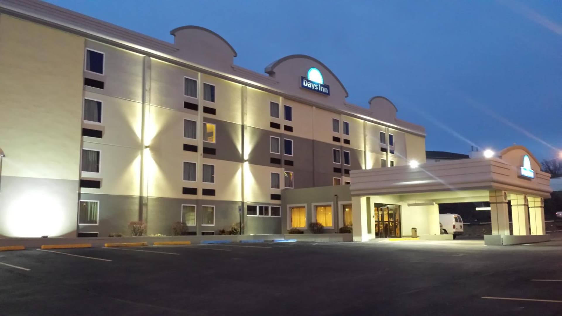Days Inn by Wyndham Wilkes Barre interior in Wilkes-Barre, PA — gallery photo 2