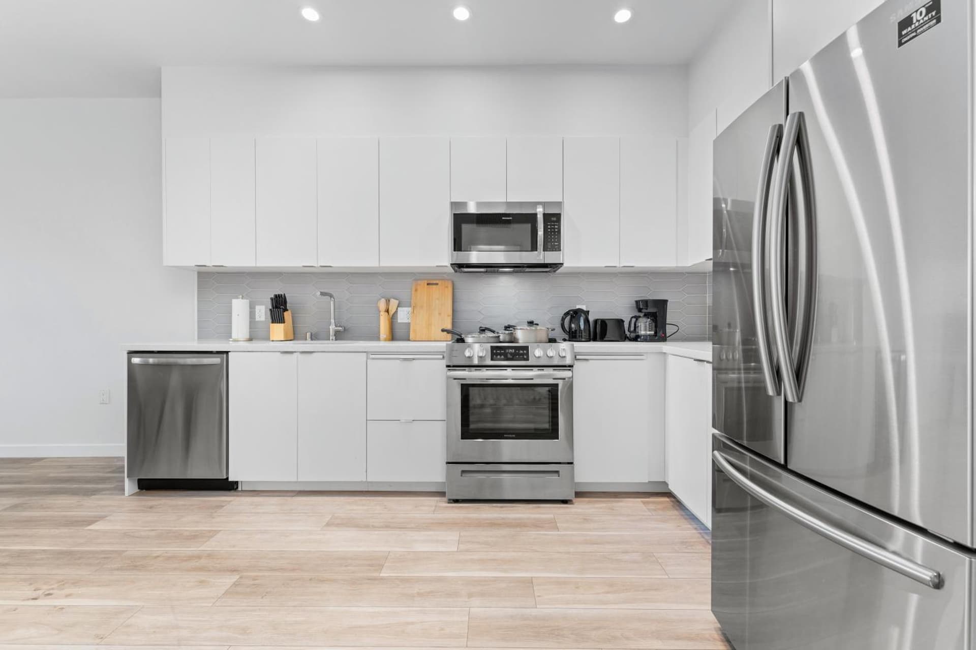 Charming studio room in LA - Conveniently Located Near Downtown! property views in Los Angeles, CA — gallery photo 3