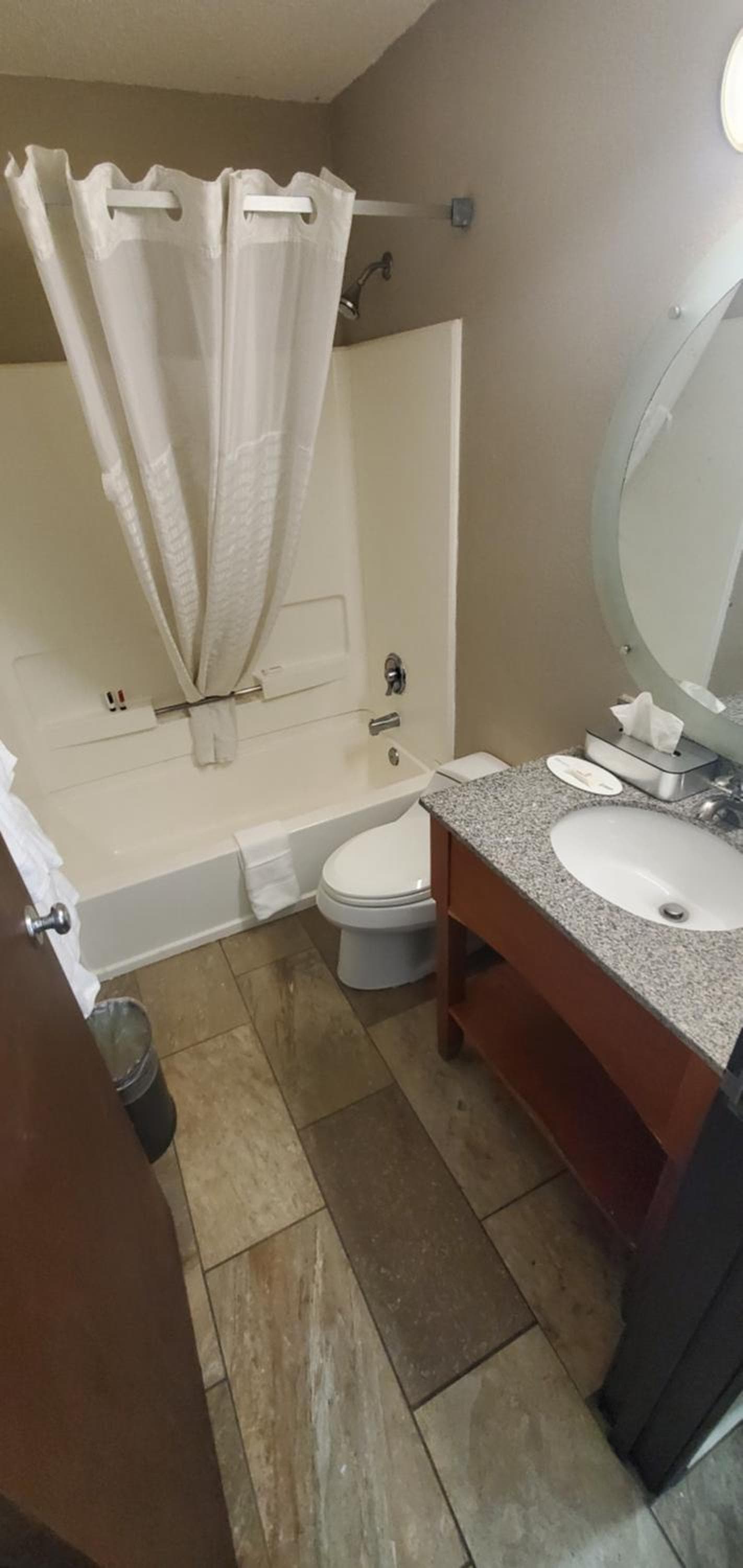Super 8 by Wyndham Sterling Heights/Detroit Area interior in Sterling Heights, MI — gallery photo 2