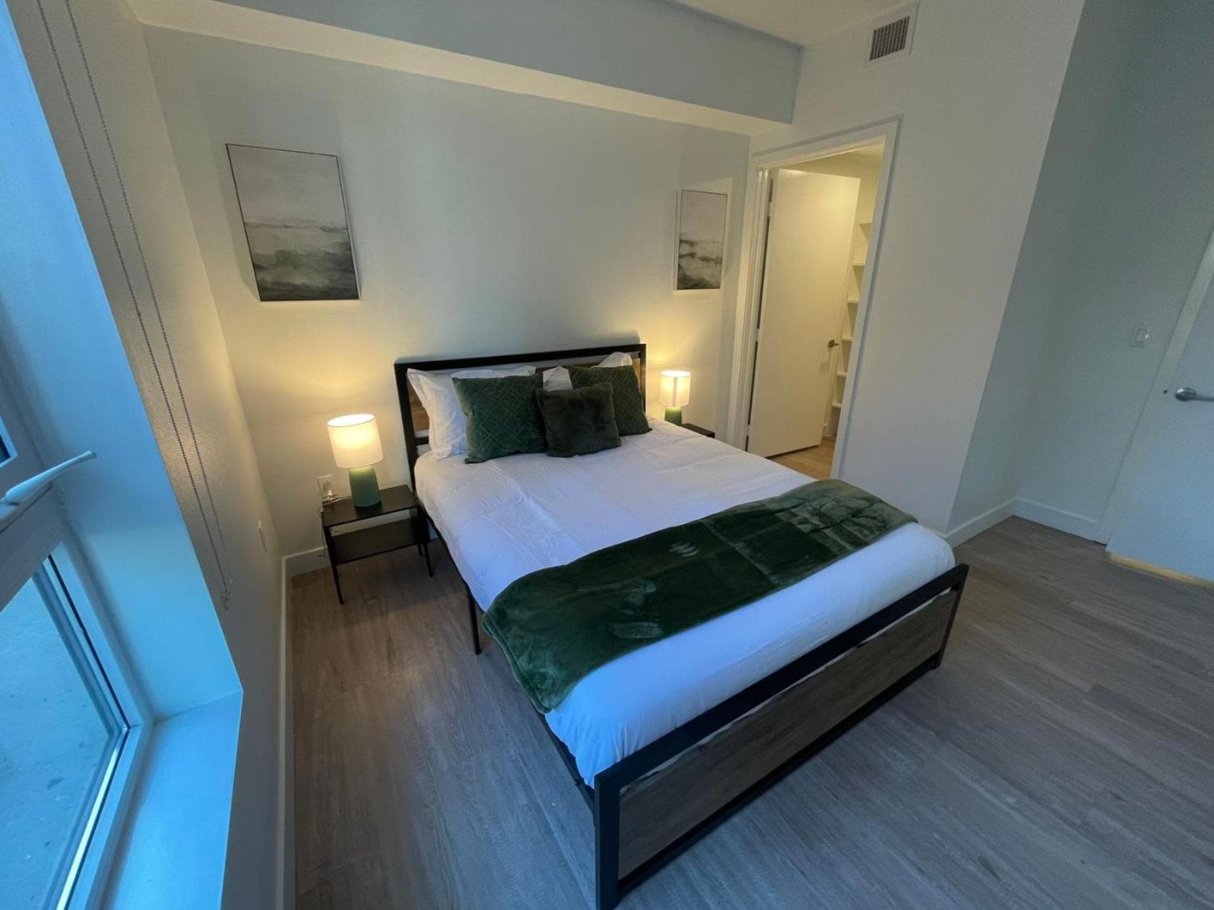 Modern Retreat in Koreatown - Perfect for Your LA Stay! property views in Los Angeles, CA — gallery photo 3