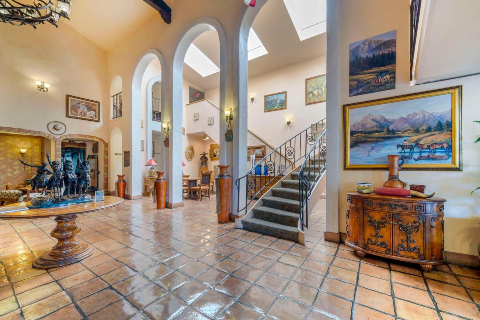 Best Western Casa Grande Inn interior in Arroyo Grande, CA — gallery photo 2