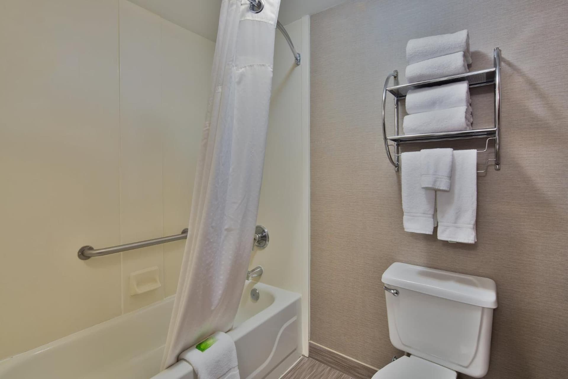 Holiday Inn Express Harrisburg I-81 - Hershey By IHG gallery photo in Manadahill, PA — image 4