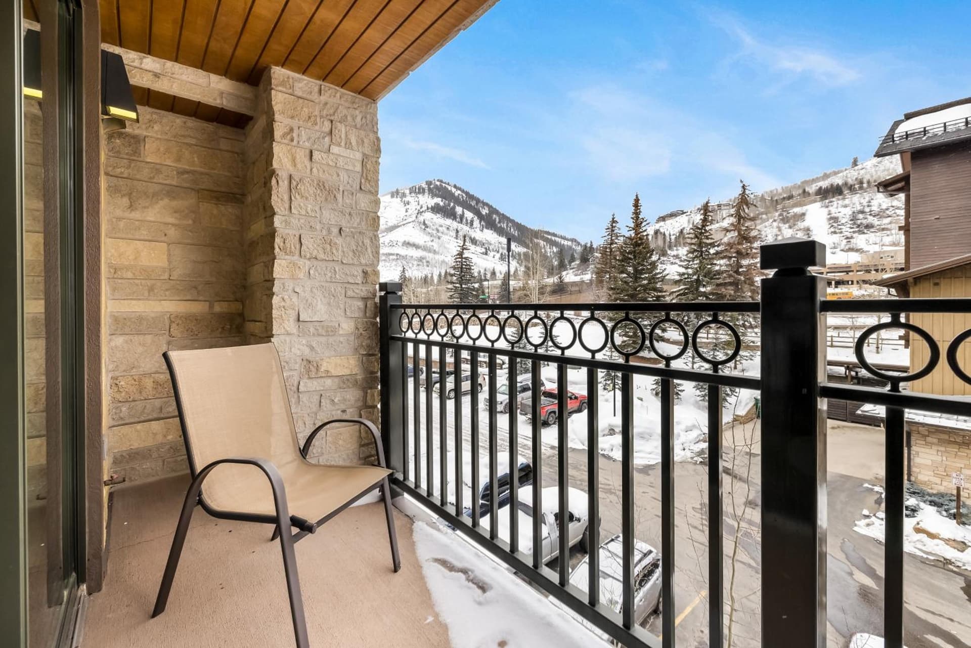 Alpine Getaway - Spacious 2BR & 2BA Near Hiking & Biking property views in Vail, CO — gallery photo 3
