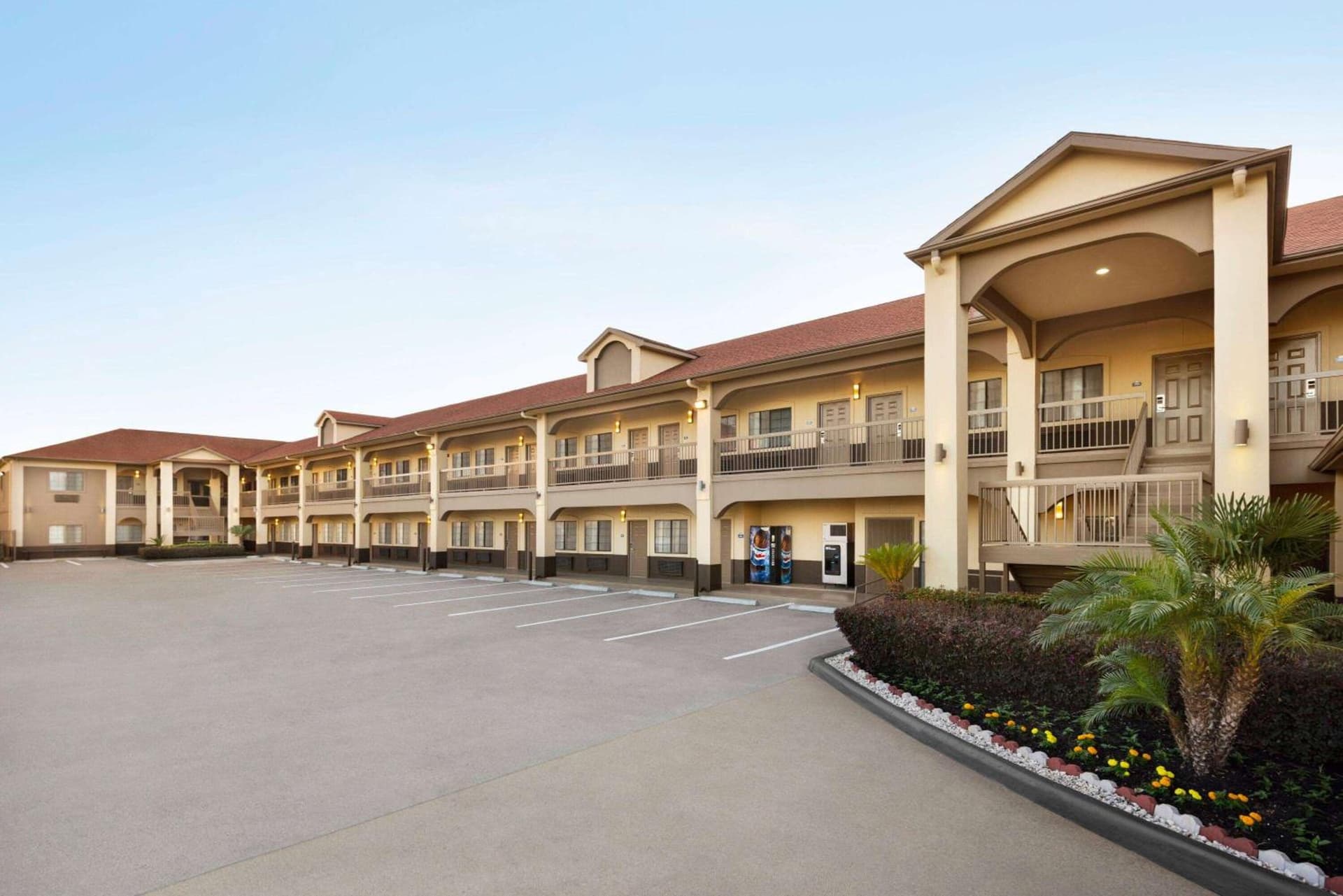 Days Inn & Suites by Wyndham Houston Hobby Airport interior in Houston, TX — gallery photo 2