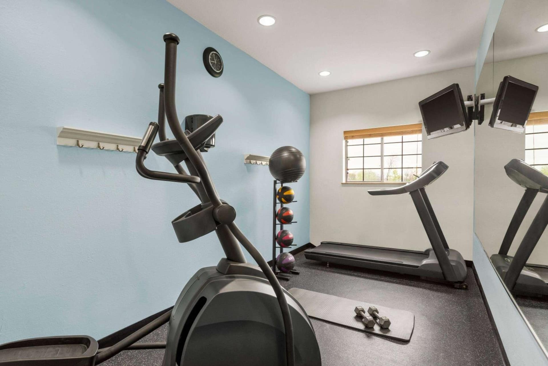 Days Inn & Suites by Wyndham Houston Hobby Airport property views in Houston, TX — gallery photo 3