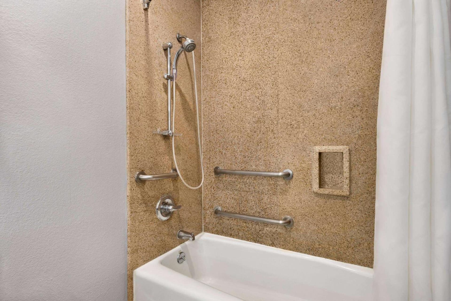 Days Inn & Suites by Wyndham Houston Hobby Airport gallery photo in Houston, TX — image 34