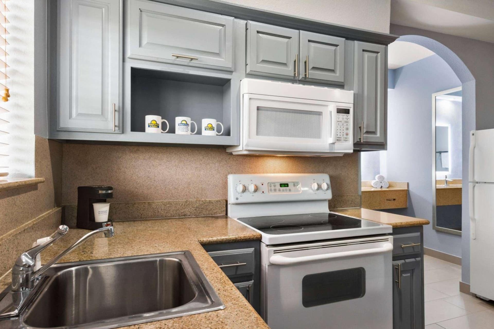 Days Inn & Suites by Wyndham Houston Hobby Airport gallery photo in Houston, TX — image 4
