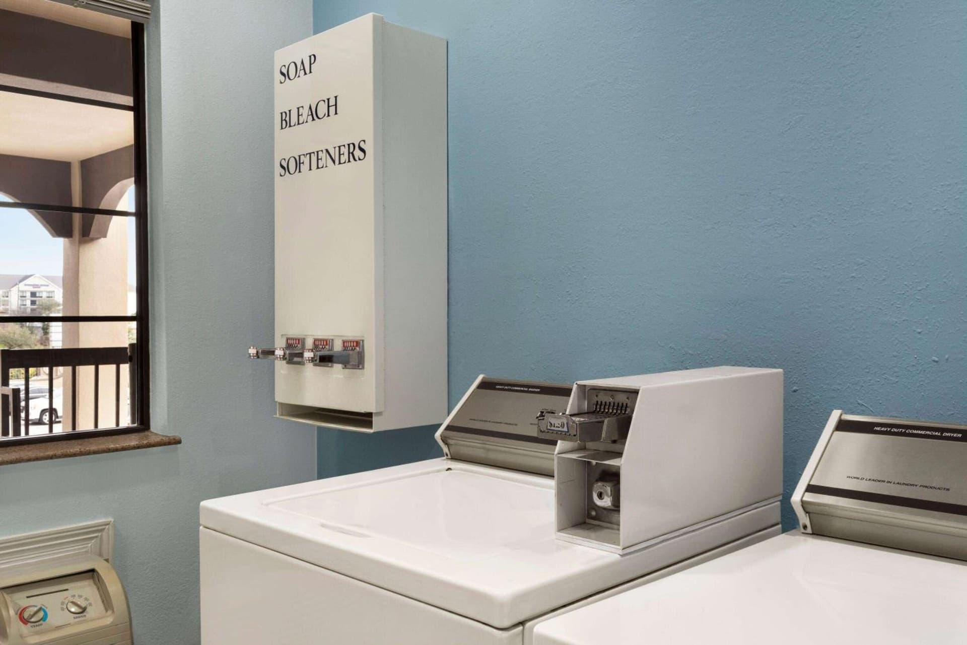 Days Inn & Suites by Wyndham Houston Hobby Airport gallery photo in Houston, TX — image 51