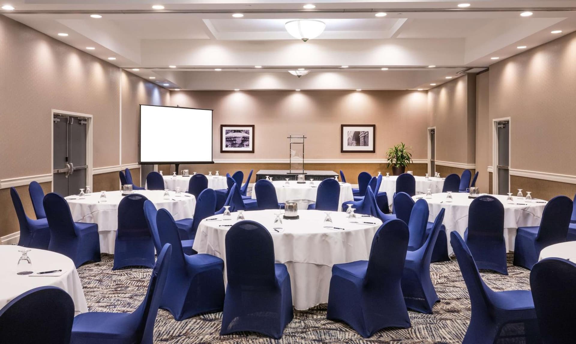DoubleTree by Hilton Hotel Newark Airport gallery photo in Newark, NJ — image 16