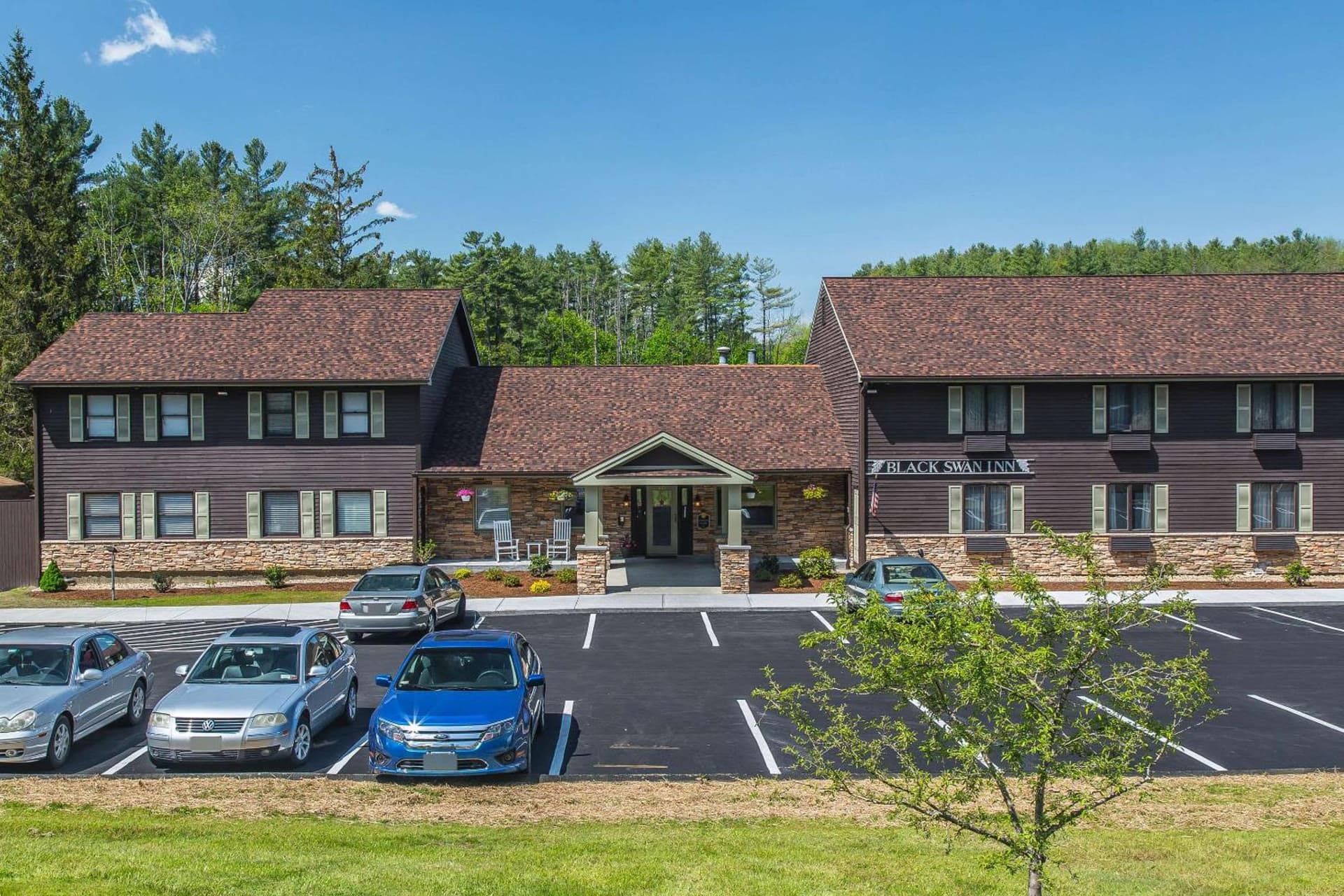 The Black Swan Lee - Lenox, an Ascend Collection Hotel property views in Lee — gallery photo 3