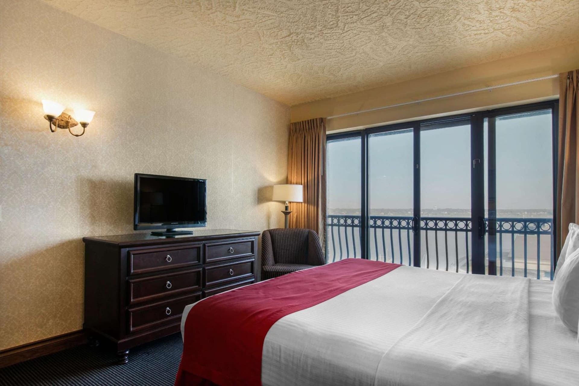 Shoreline Inn & Conference Center, an Ascend Collection Hotel gallery photo in Muskegon, MI — image 43