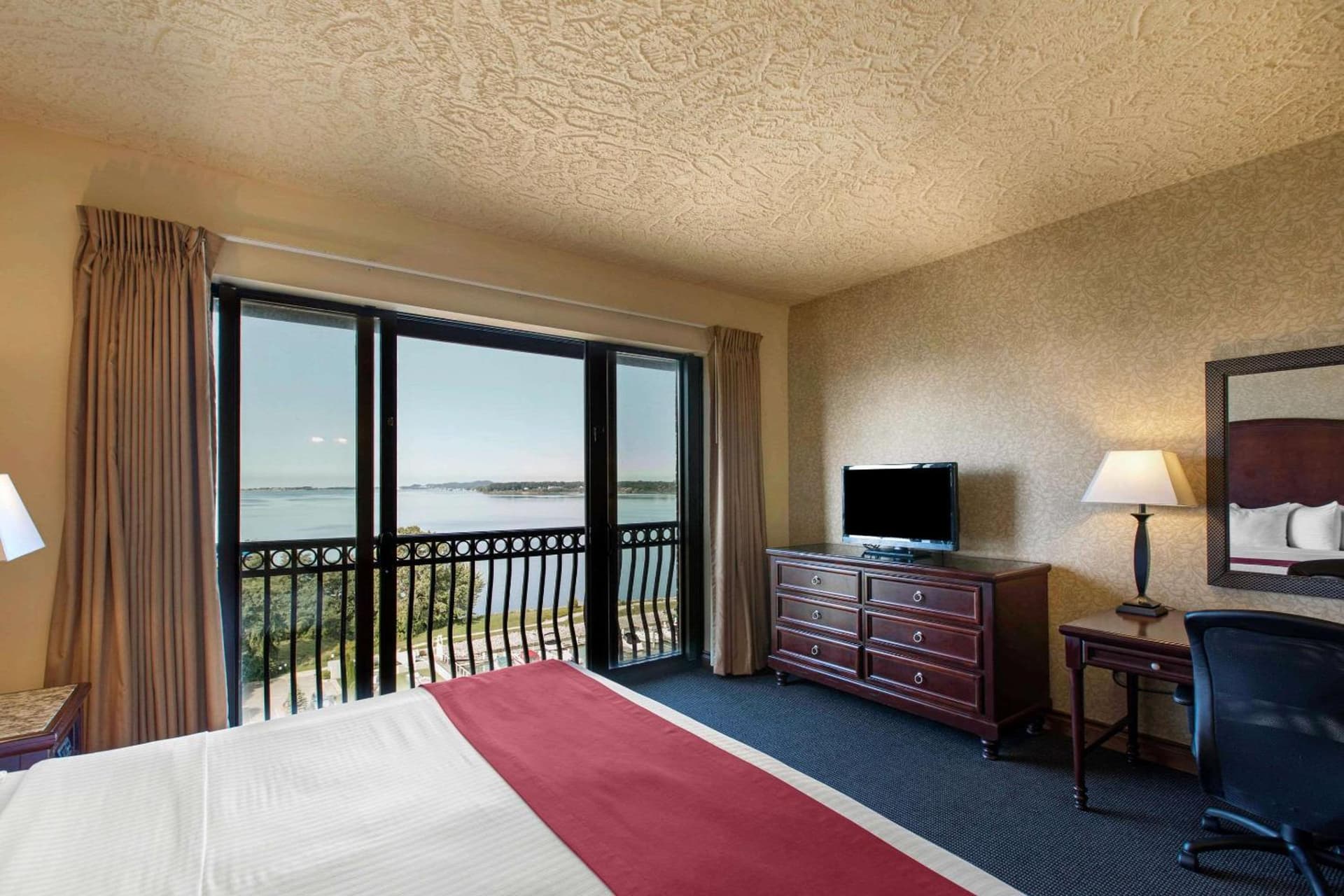 Shoreline Inn & Conference Center, an Ascend Collection Hotel gallery photo in Muskegon, MI — image 52