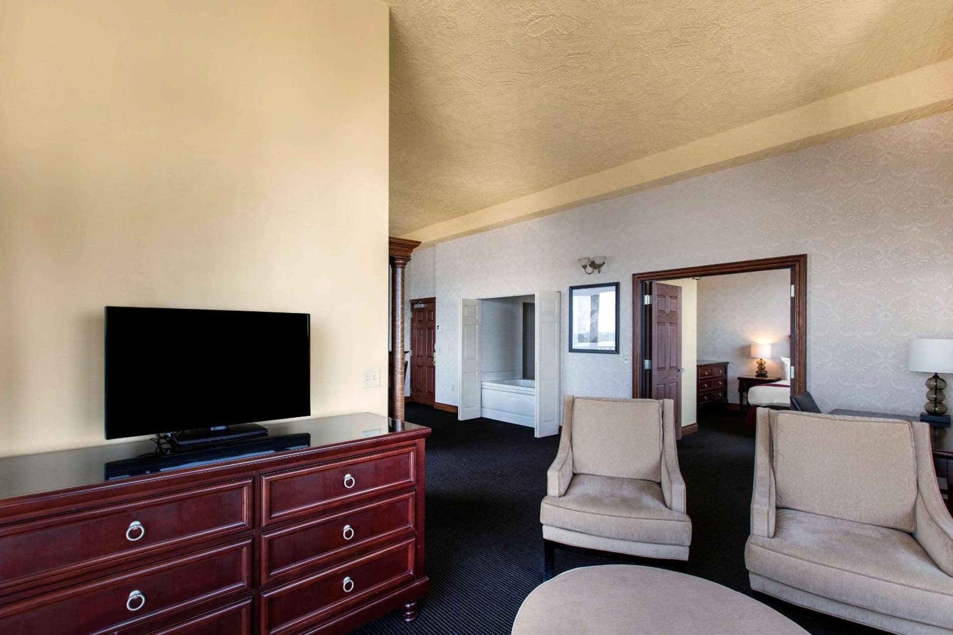Shoreline Inn & Conference Center, an Ascend Collection Hotel interior in Muskegon, MI — gallery photo 2