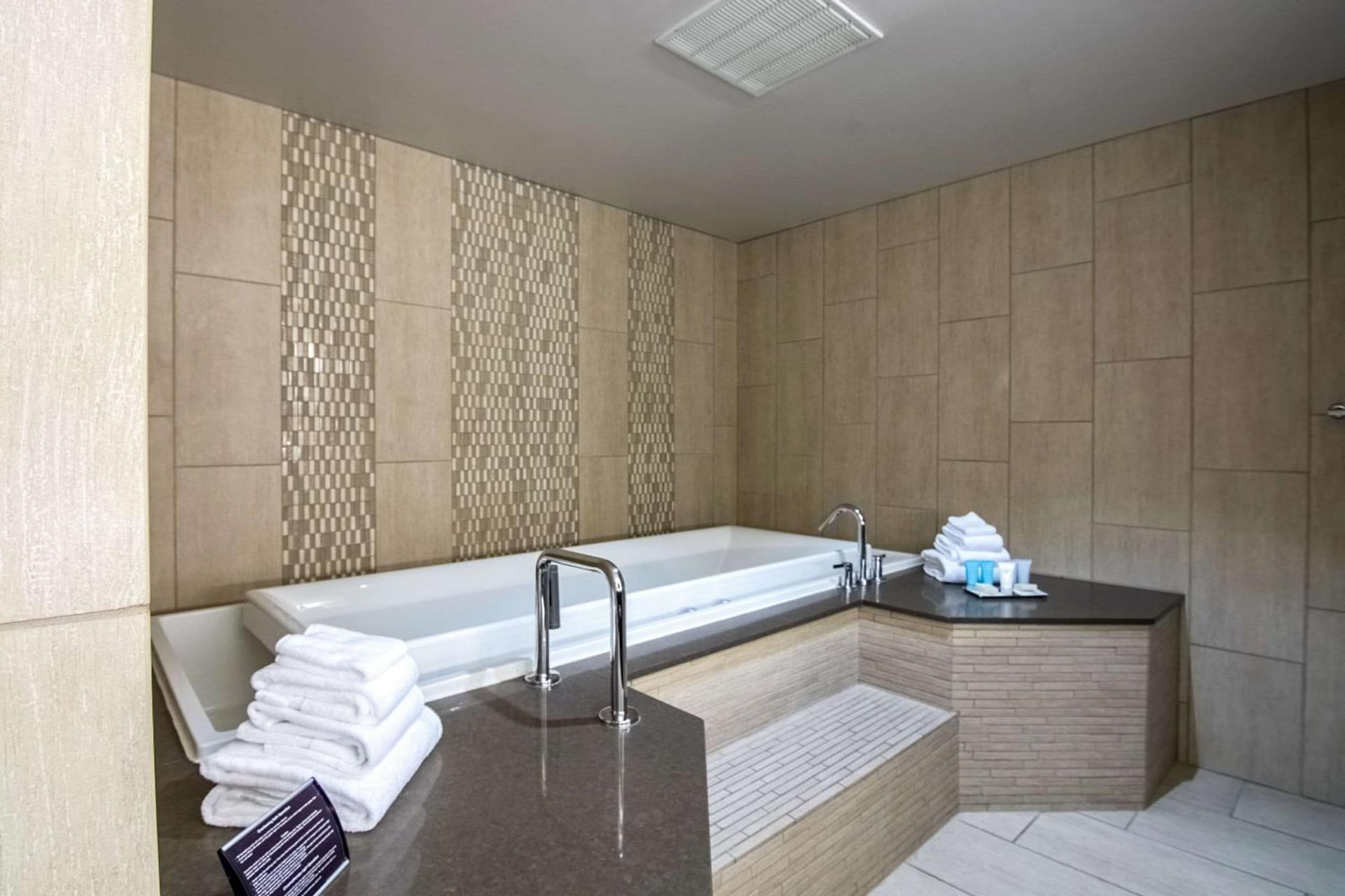 Oasis Hotel and Conv Center, an Ascend Collection Hotel gallery photo in Springfield, MO — image 12