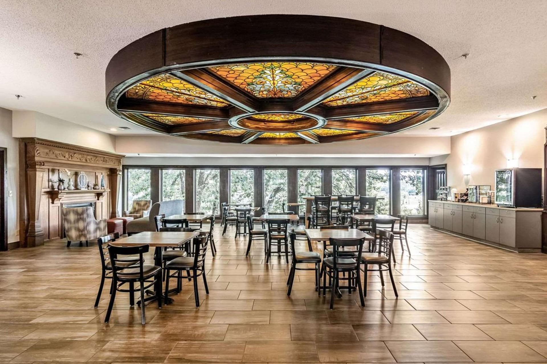 Riverview Inn & Suites, an Ascend Collection Hotel interior in Rockford, IL — gallery photo 2