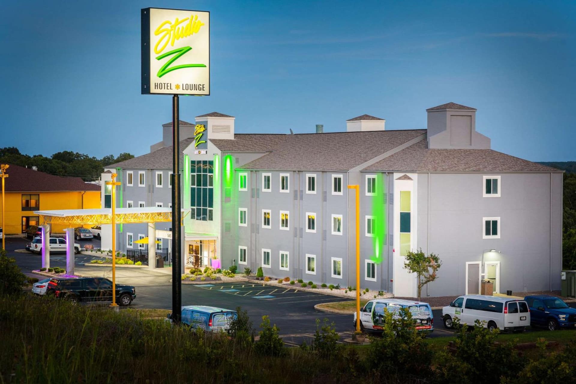 Studio Z, an Ascend Collection Hotel featured exterior or lobby in Saint Robert, MO — similar hotel