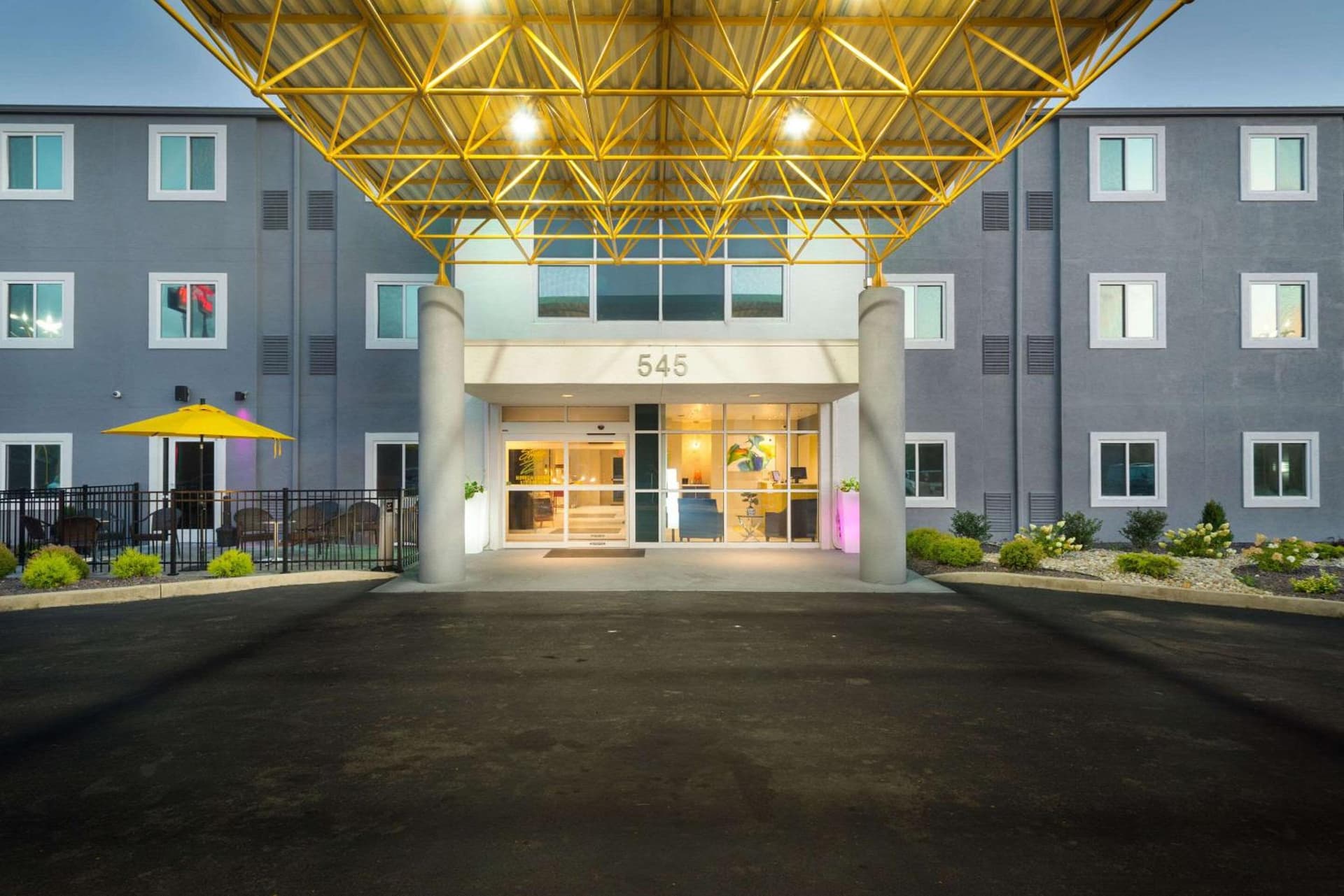 Studio Z, an Ascend Collection Hotel interior in Saint Robert, MO — gallery photo 2