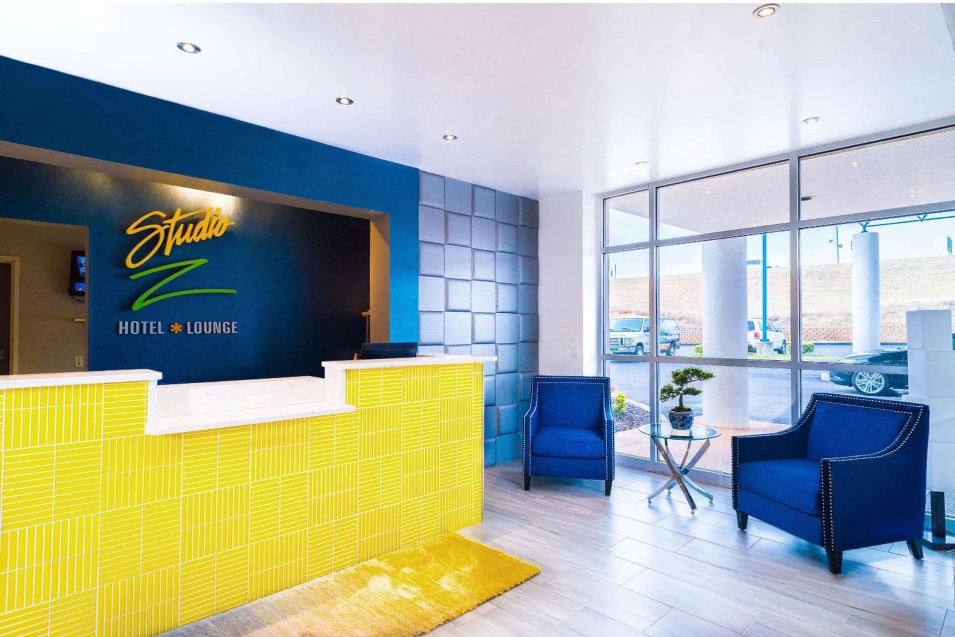 Studio Z, an Ascend Collection Hotel property views in Saint Robert, MO — gallery photo 3