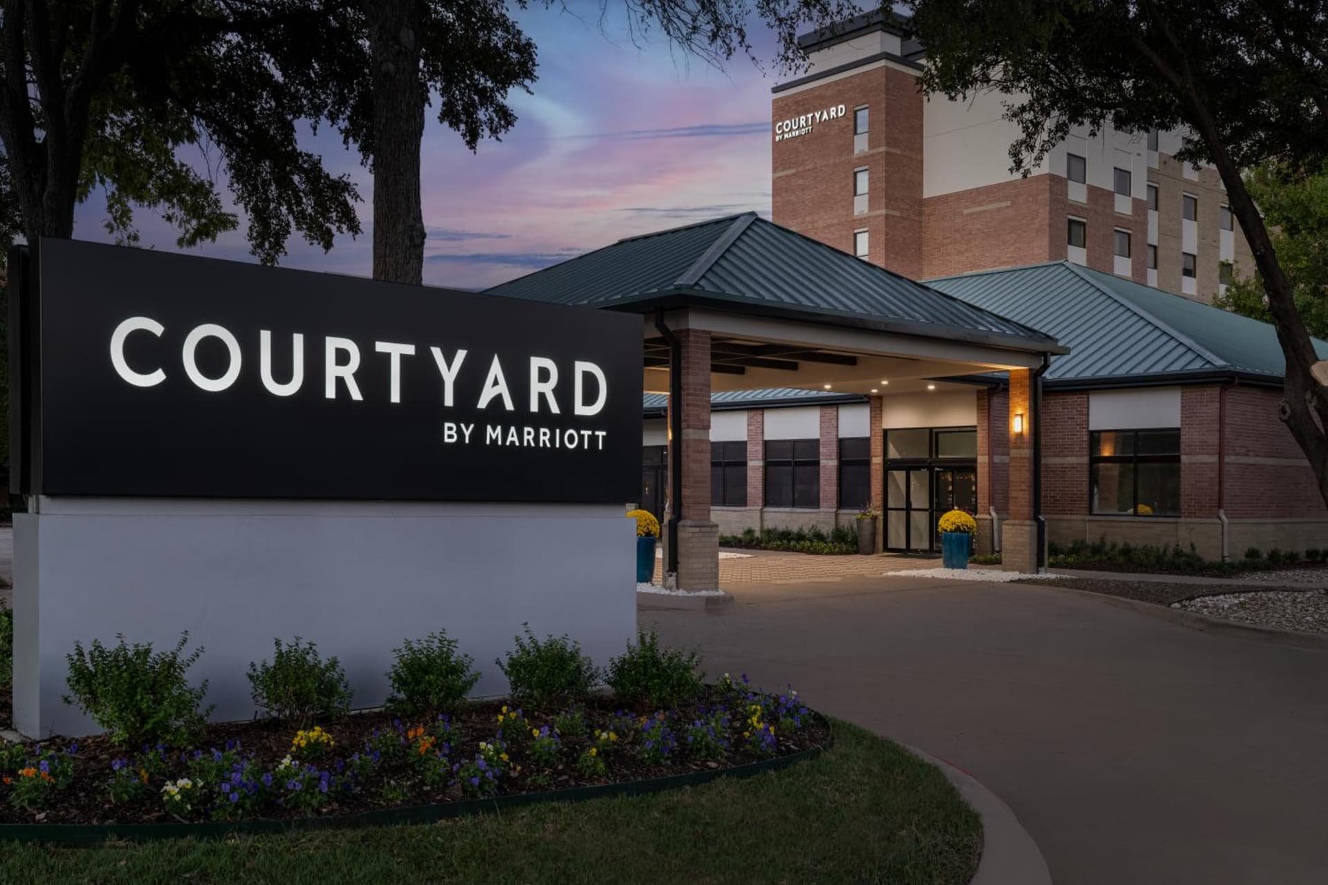 Courtyard Dallas Addison Quorum Drive interior in Addison, TX — gallery photo 2